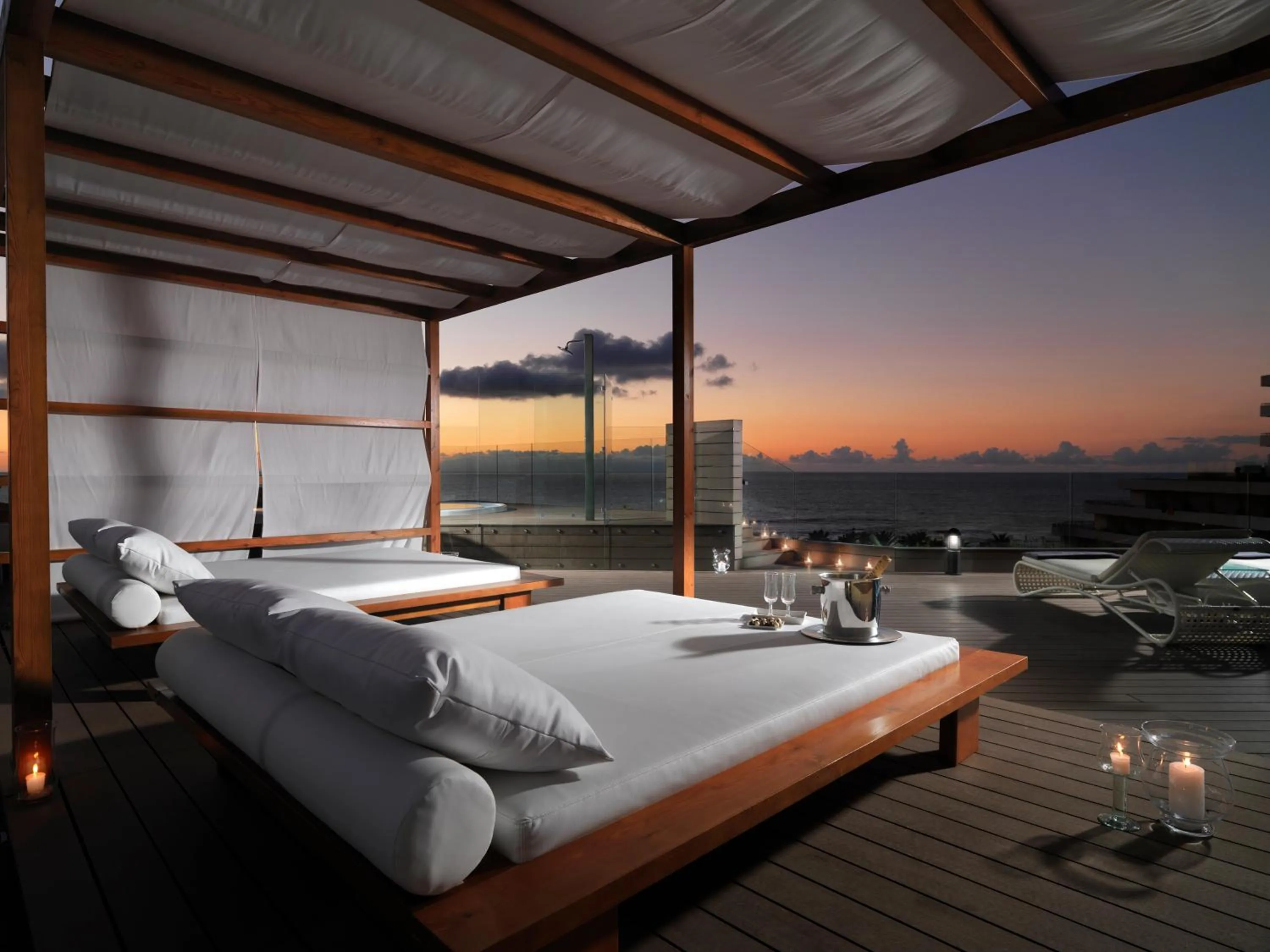 Balcony/Terrace, Bed in H10 Conquistador