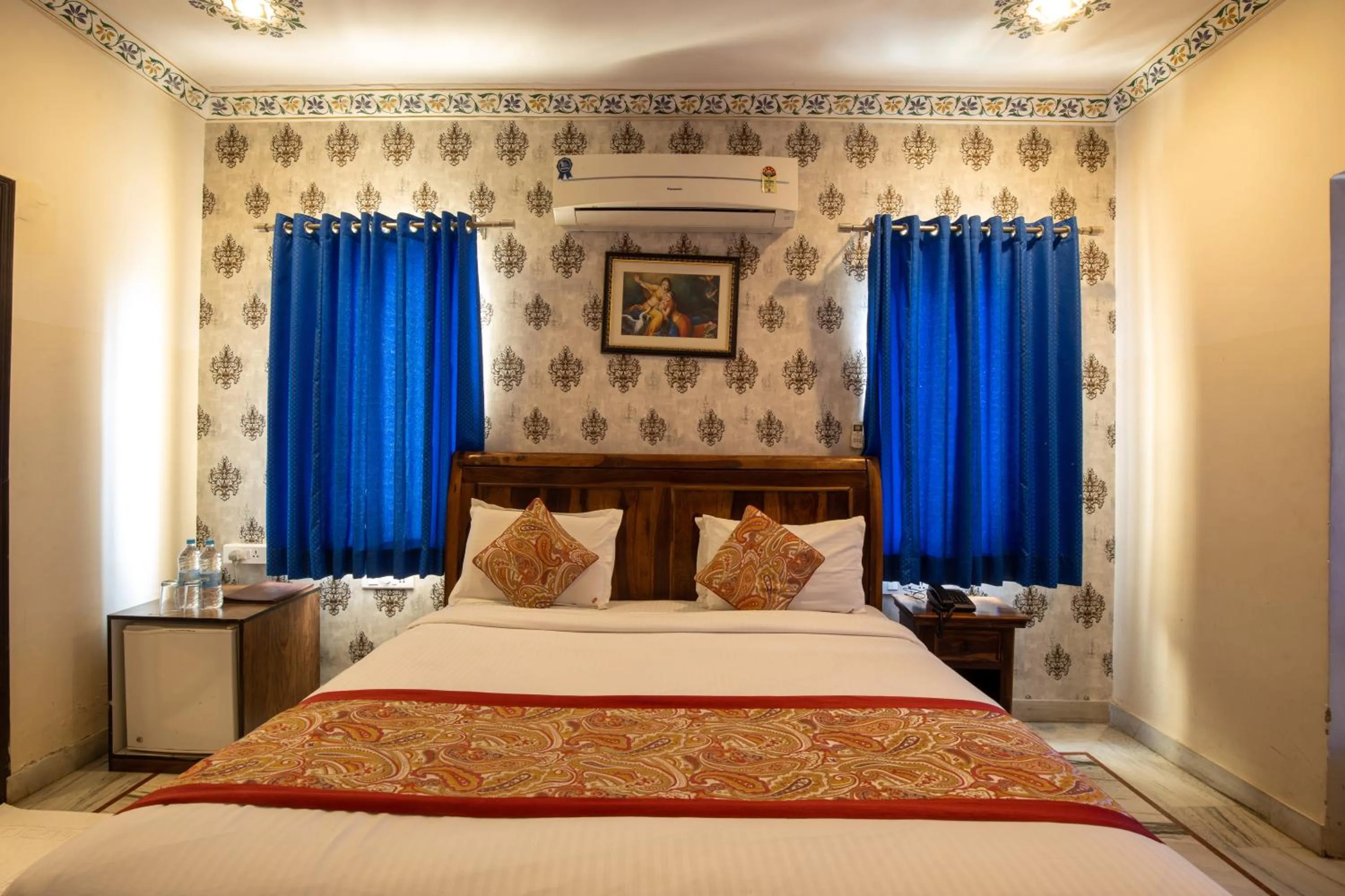 Bed in Hotel Royal Pratap Niwas
