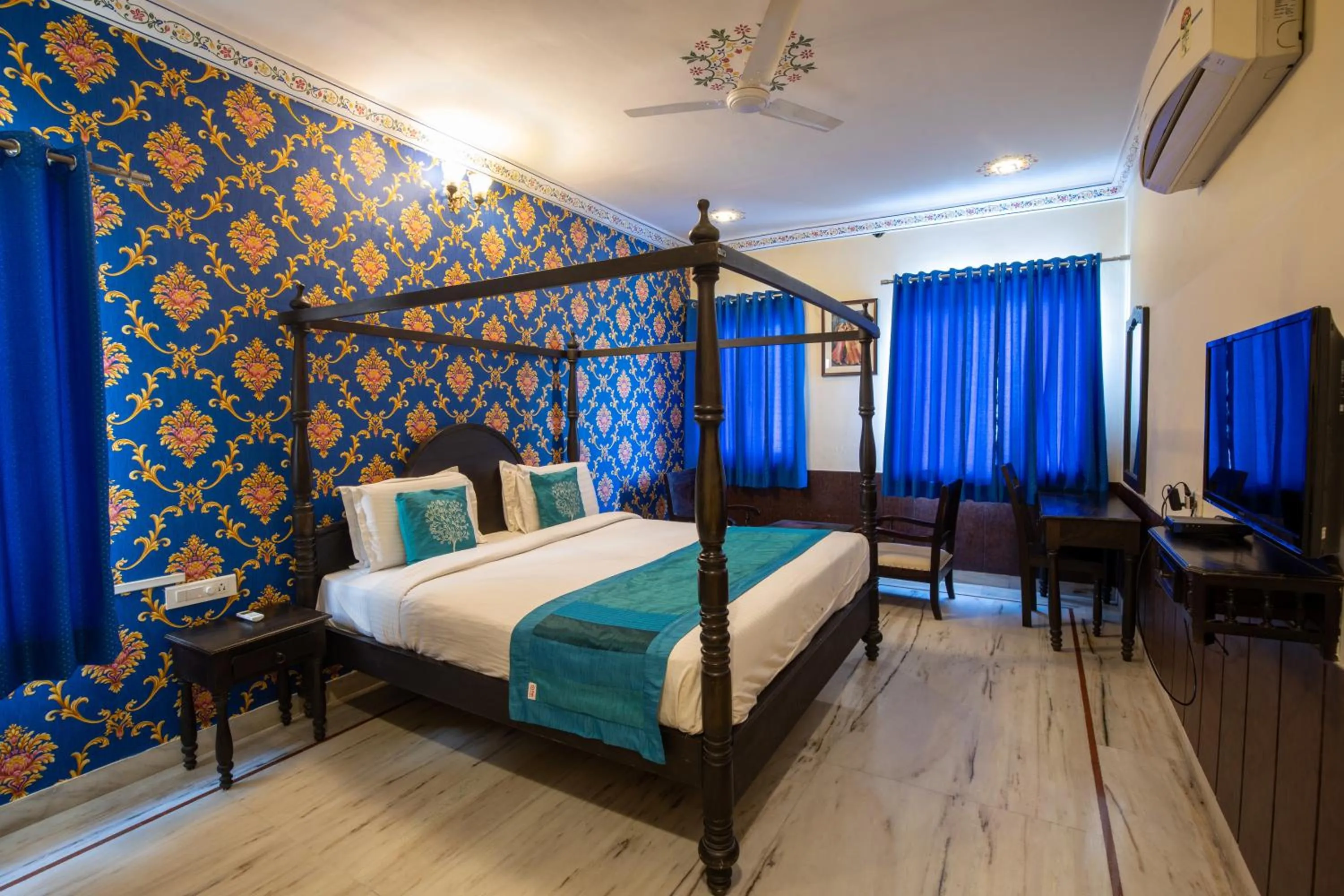Bed in Hotel Royal Pratap Niwas
