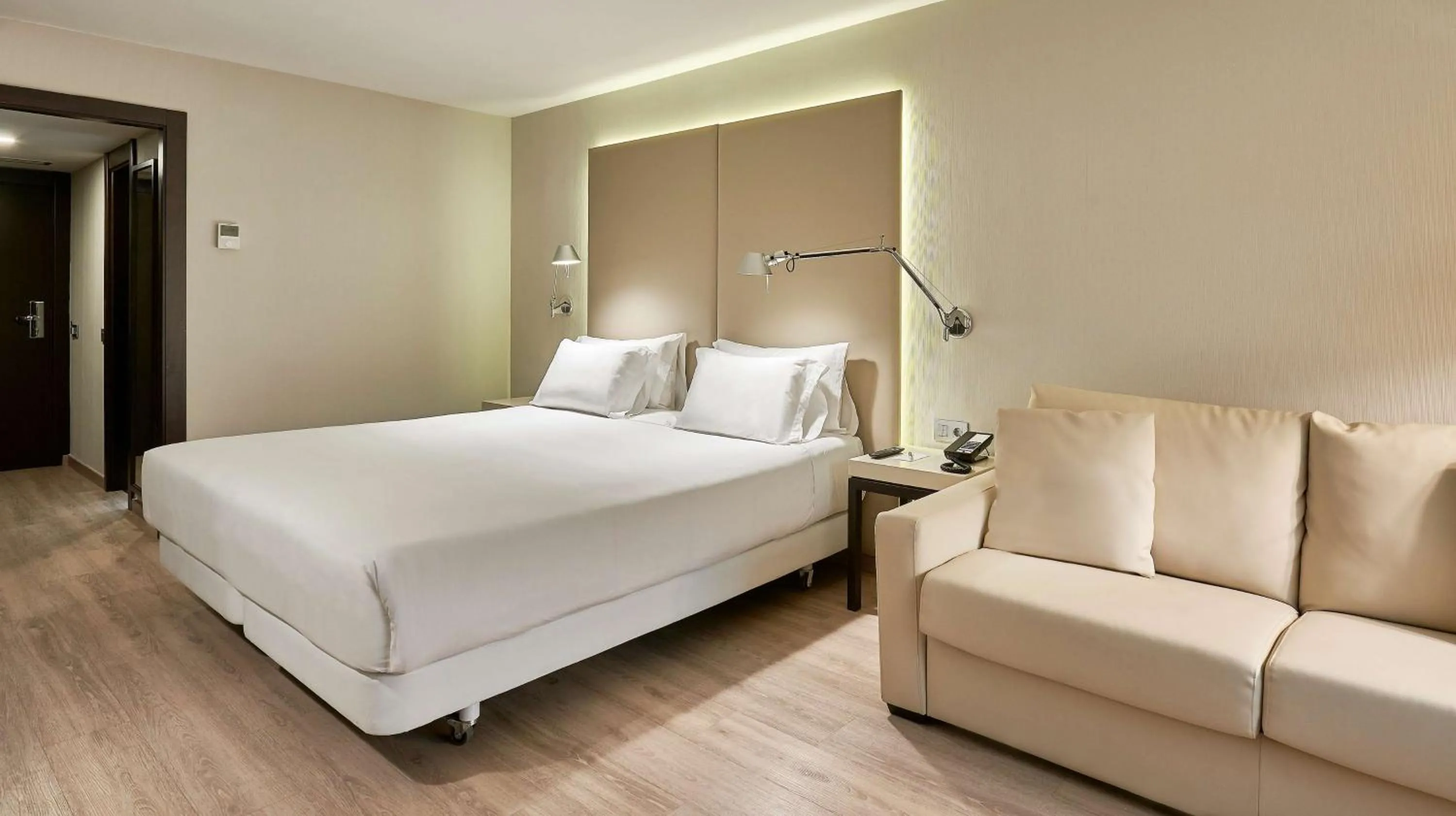 Bedroom, Bed in NH Lleida Pirineos