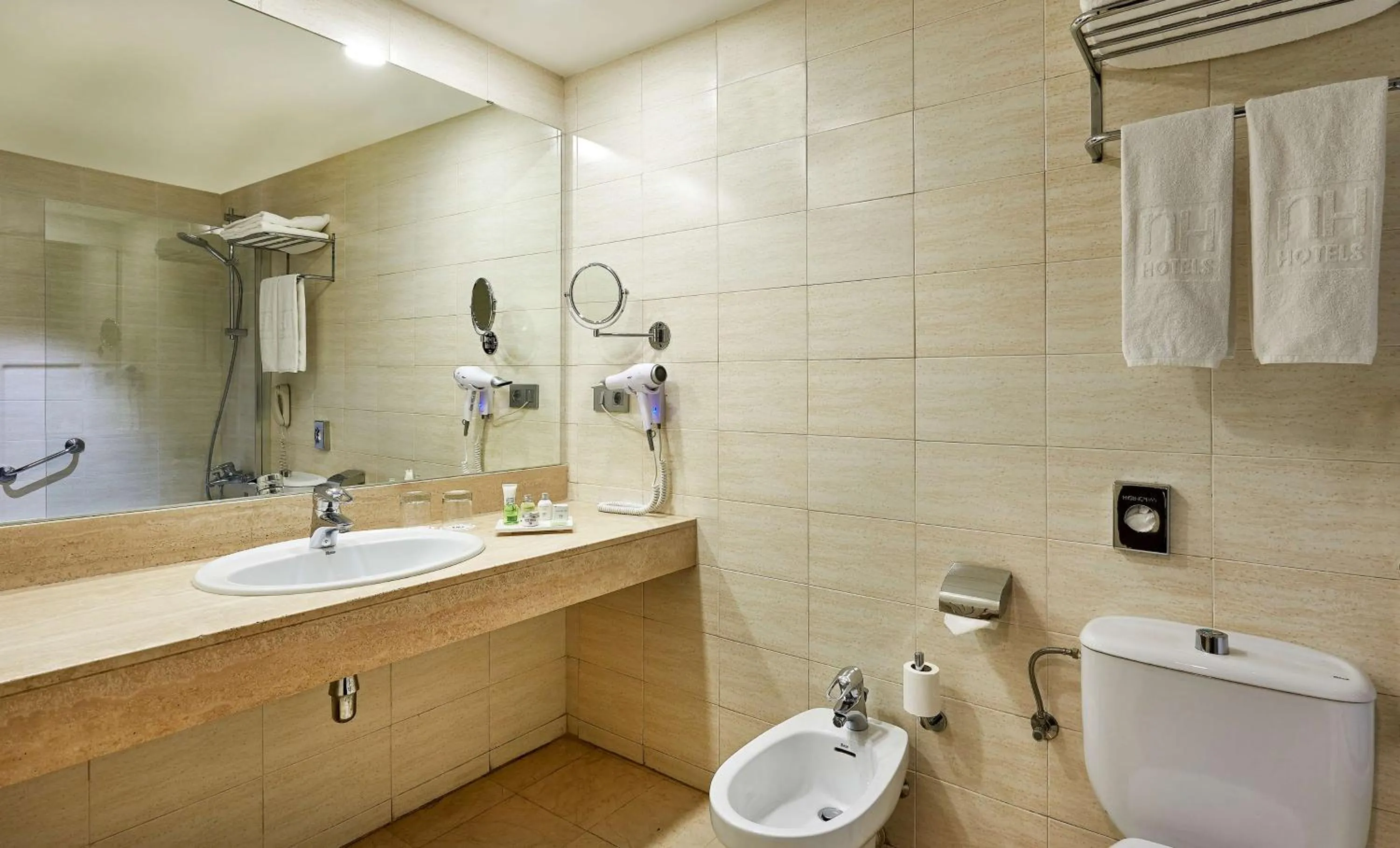 Bathroom in NH Lleida Pirineos