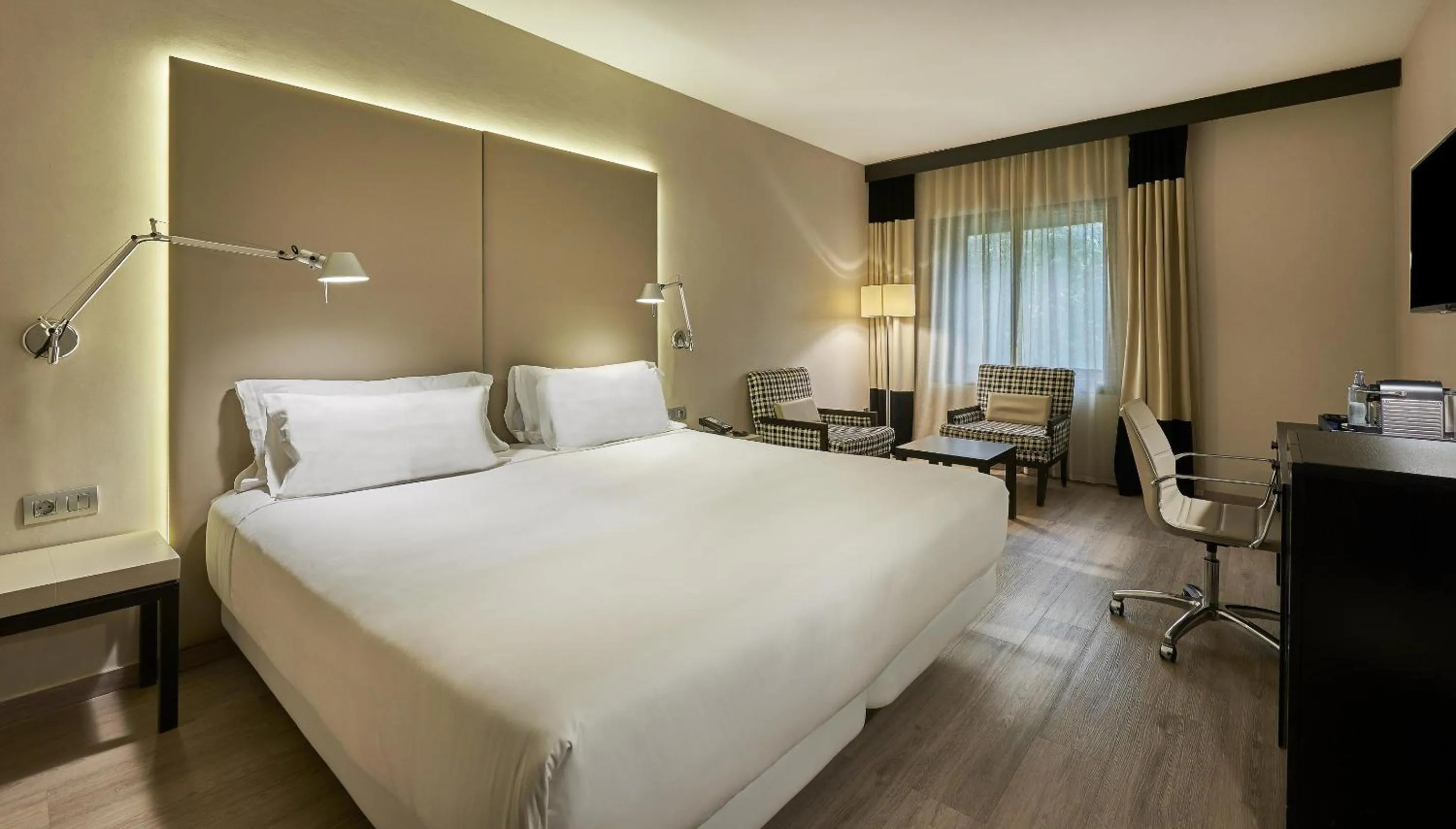 Bedroom, Bed in NH Lleida Pirineos