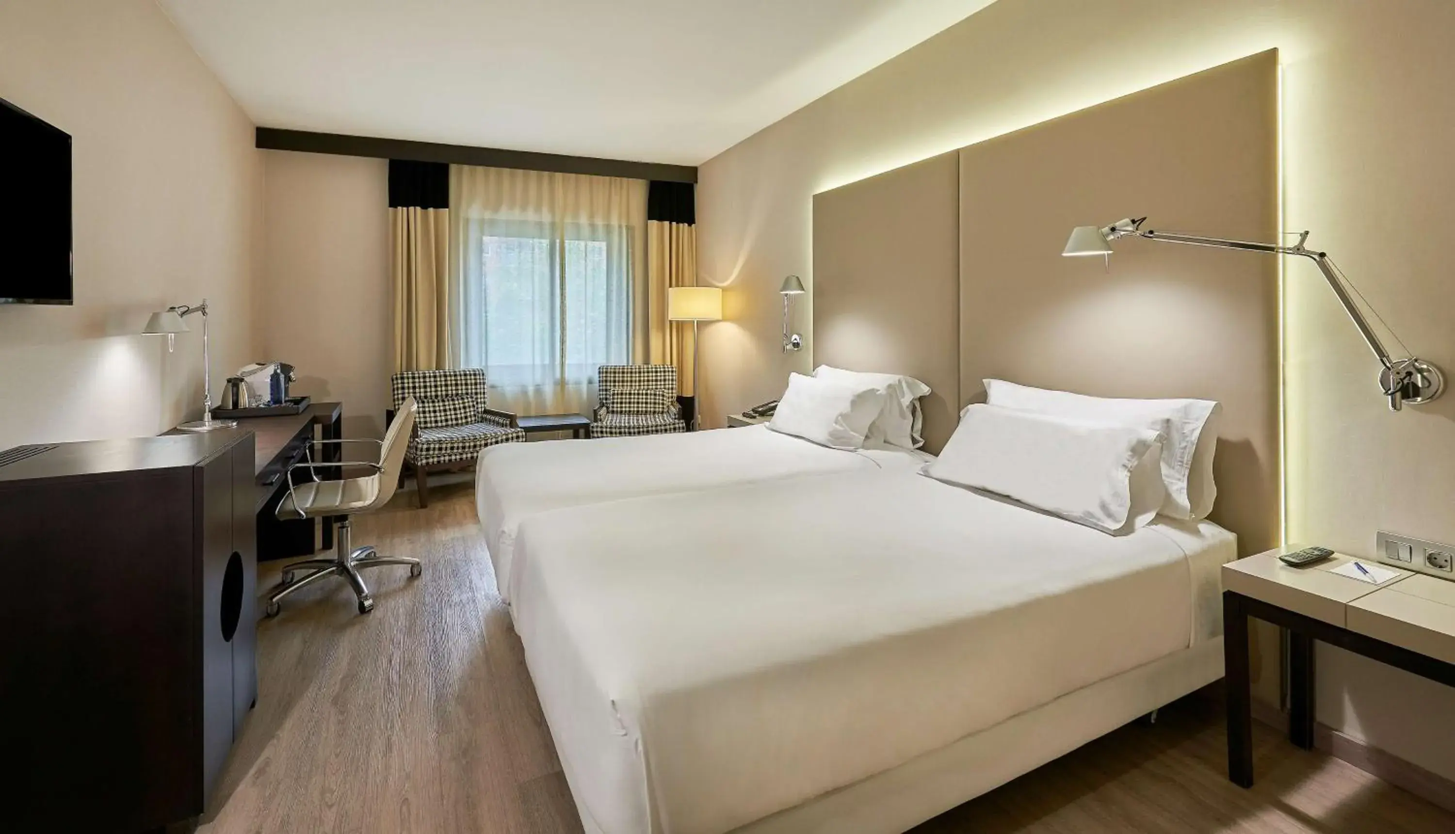 Bedroom, Bed in NH Lleida Pirineos Bedroom, Bed in NH Lleida Pirineos