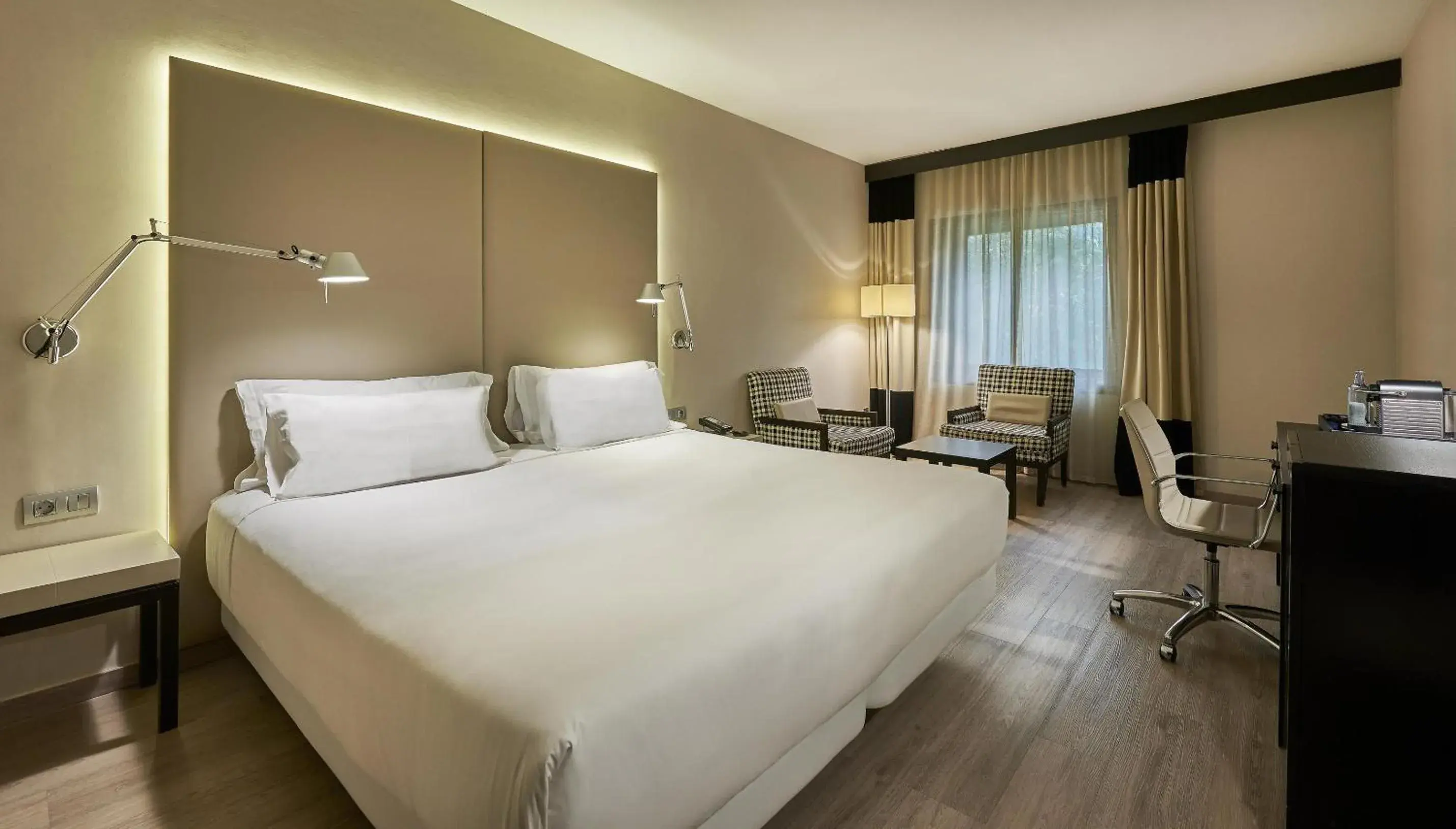 Bedroom, Bed in NH Lleida Pirineos Bedroom, Bed in NH Lleida Pirineos