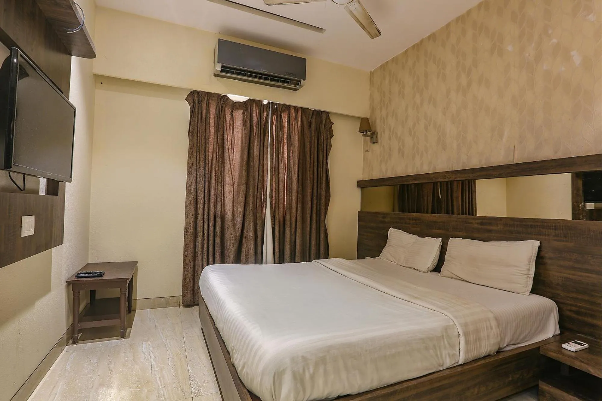 Communal lounge/ TV room, Bed in Via Shivani Residency - Mira Road