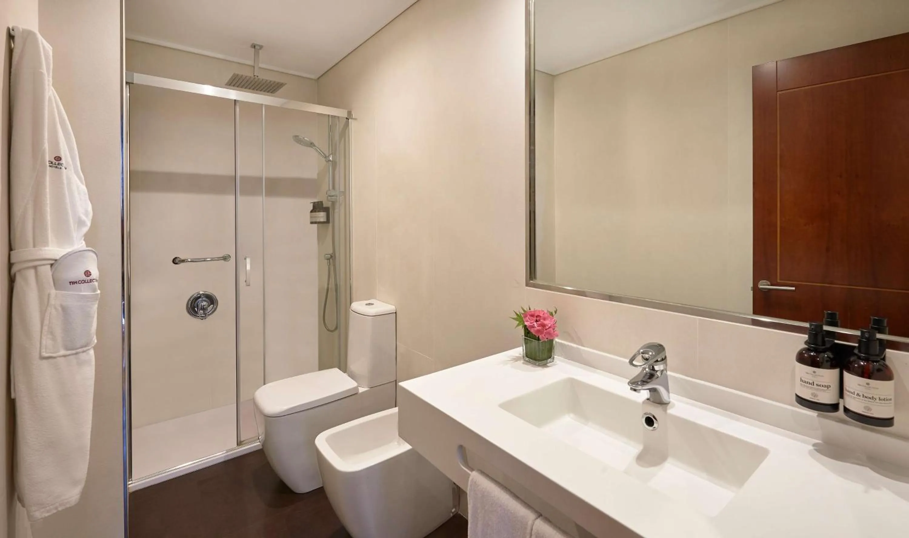 Bathroom in NH Collection Vigo