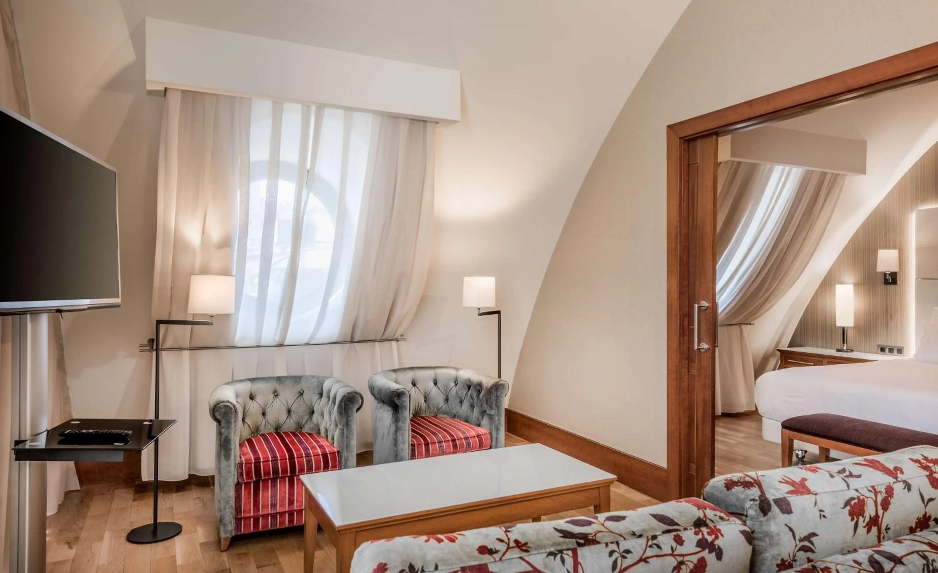 Photo of the whole room, Bed in NH Collection Vigo