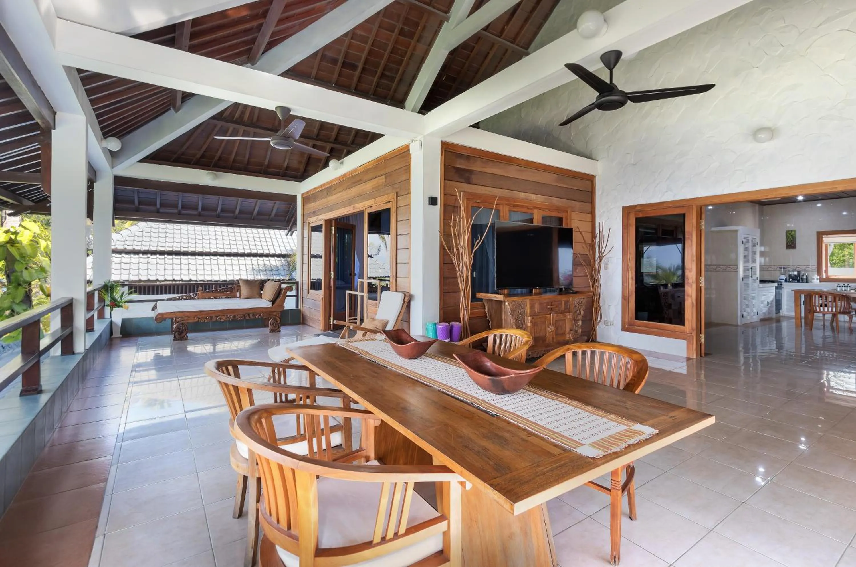 TV and multimedia in Kanna Seafront Estate Tulamben