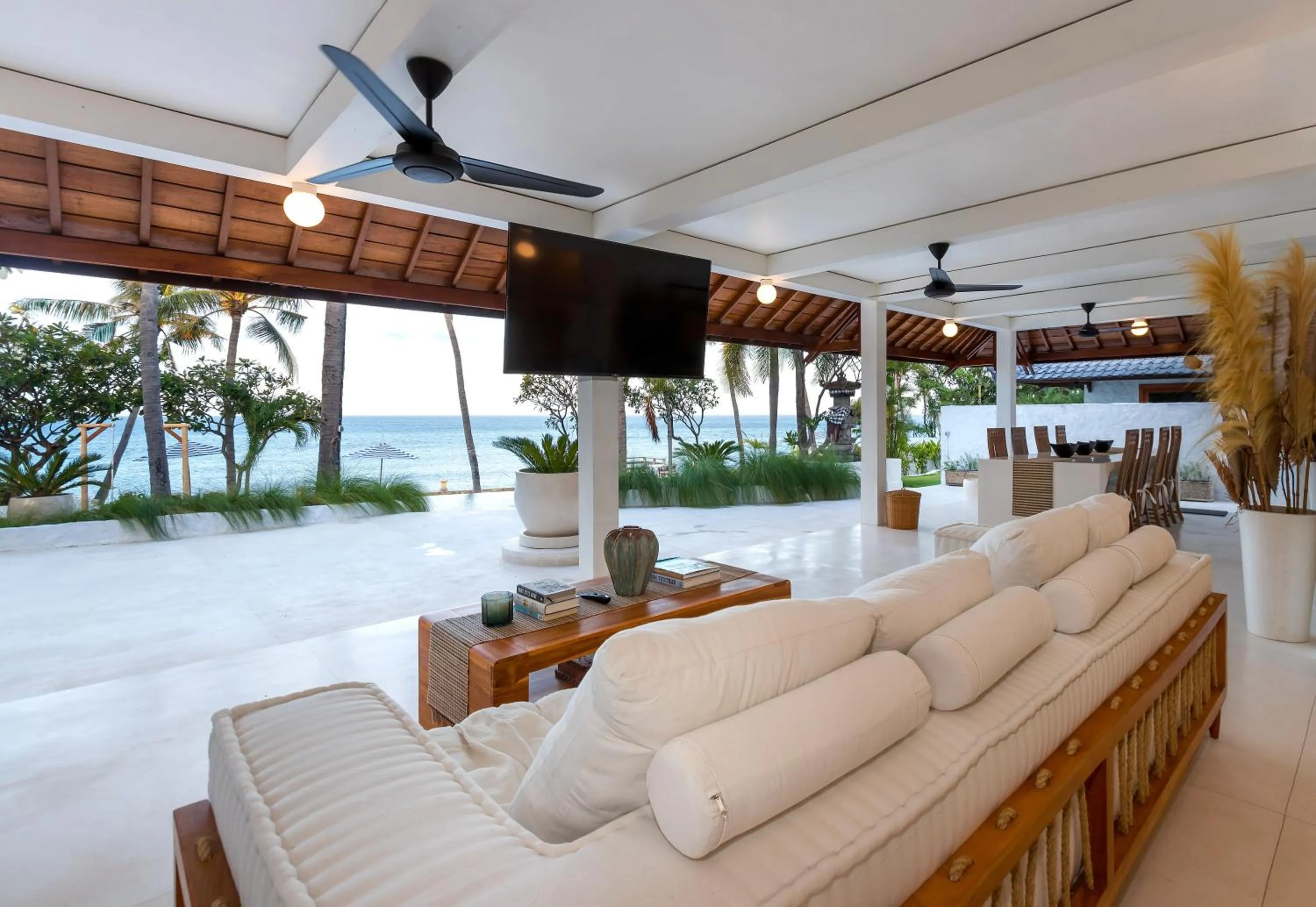 Living room in Kanna Seafront Estate Tulamben