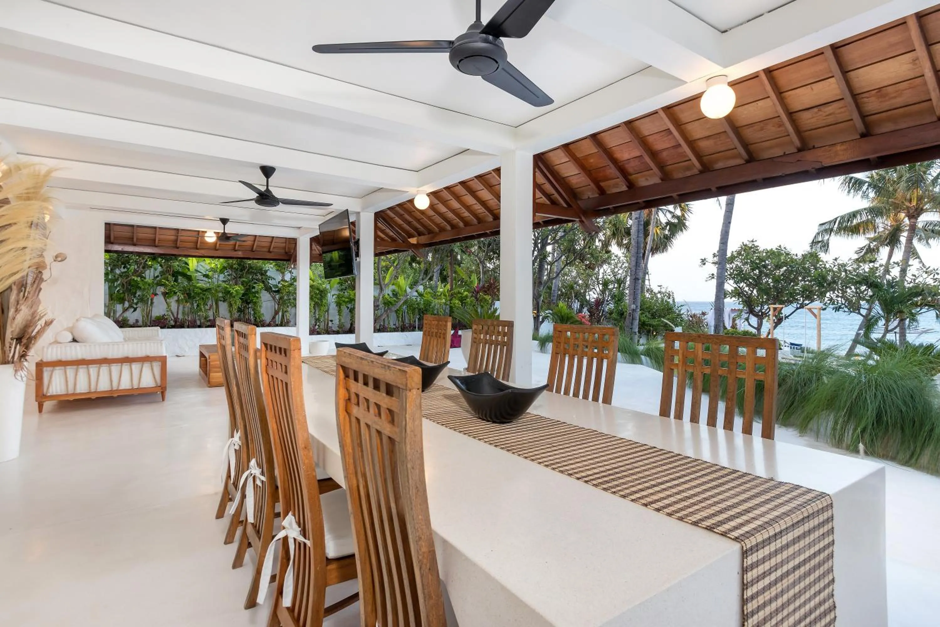 Restaurant/places to eat in Kanna Seafront Estate Tulamben