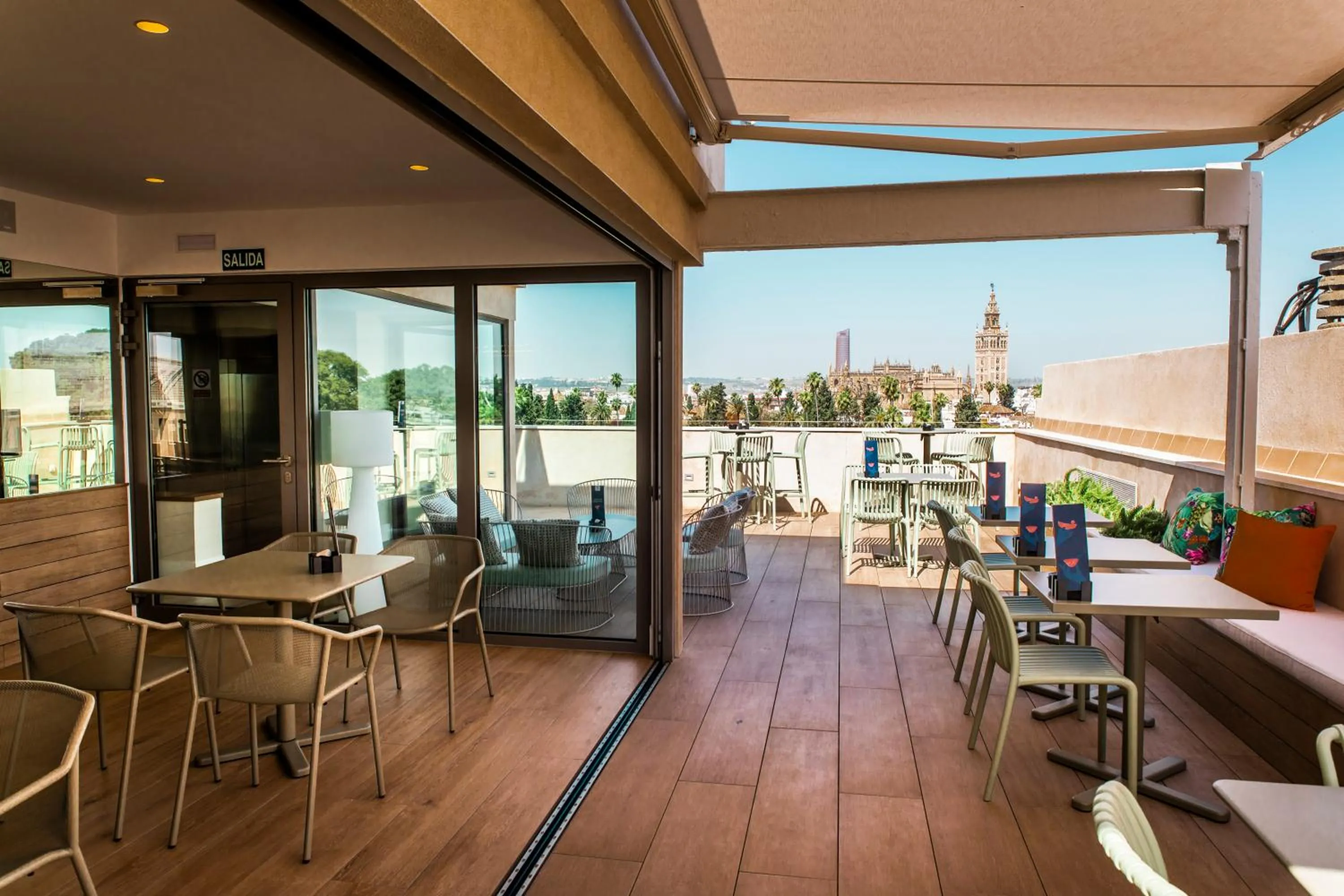 Restaurant/places to eat in Hotel Alcázar