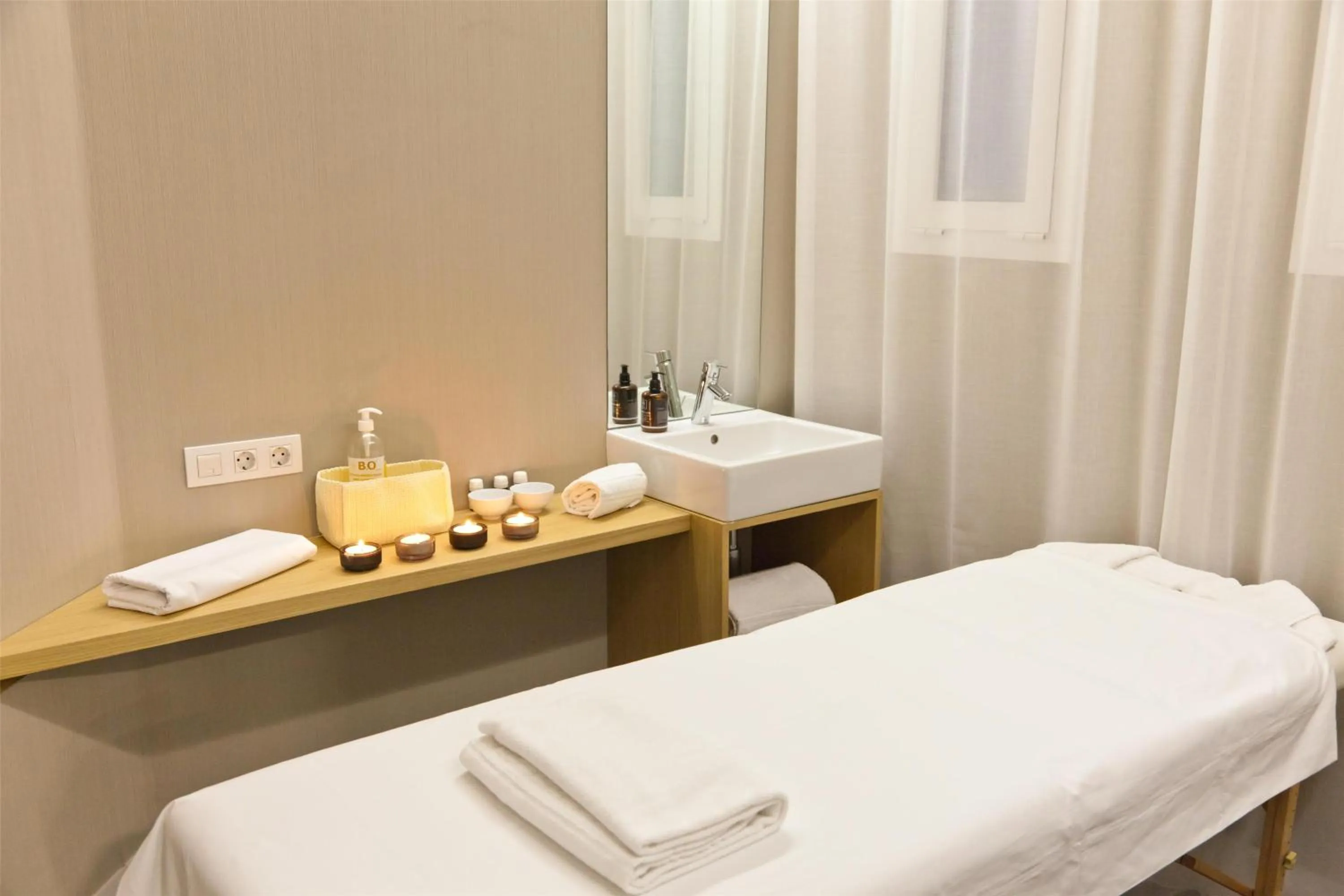 Fitness centre/facilities in Alexandra Barcelona Hotel, Curio Collection by Hilton