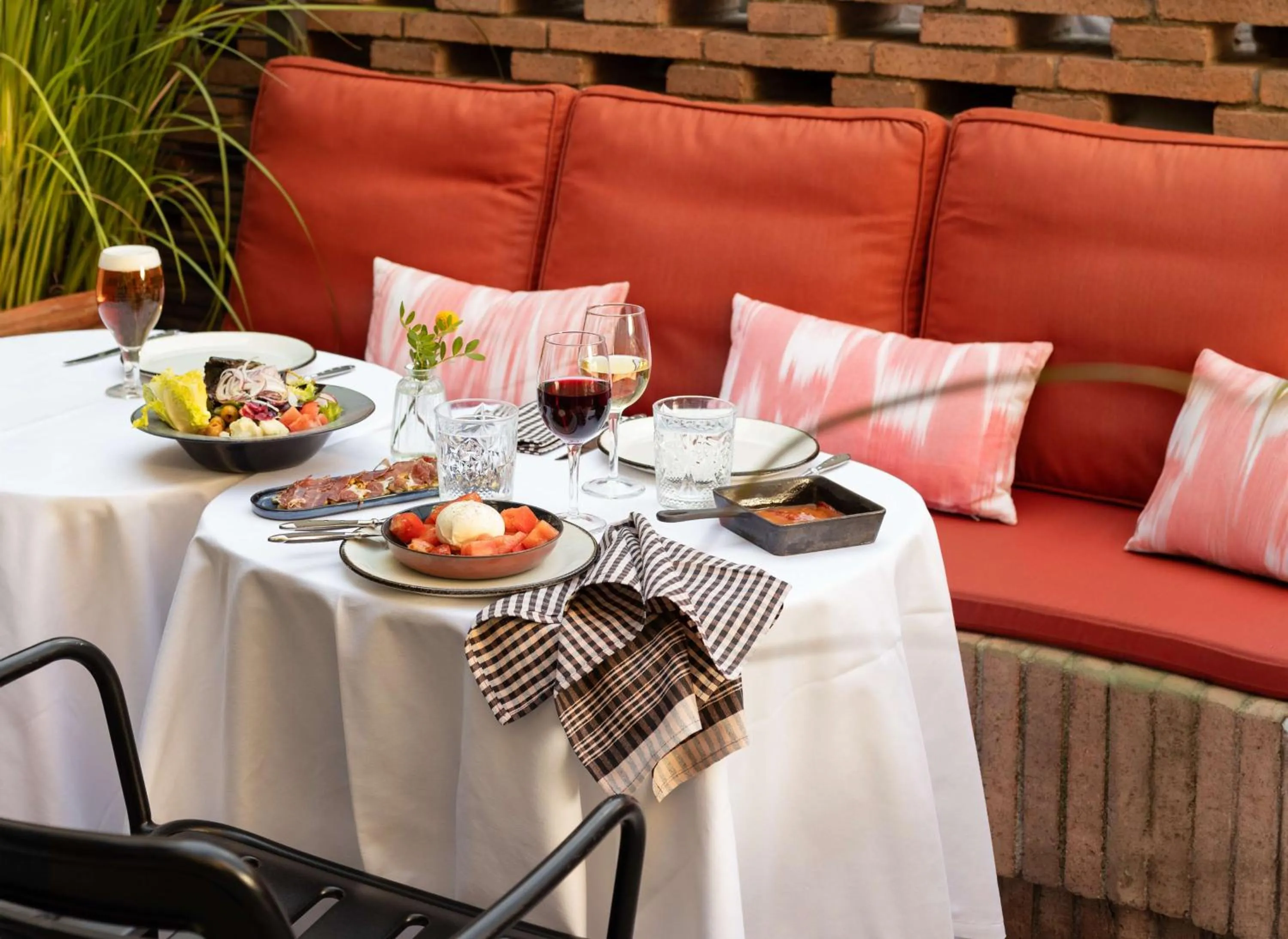 Restaurant/places to eat in Alexandra Barcelona Hotel, Curio Collection by Hilton