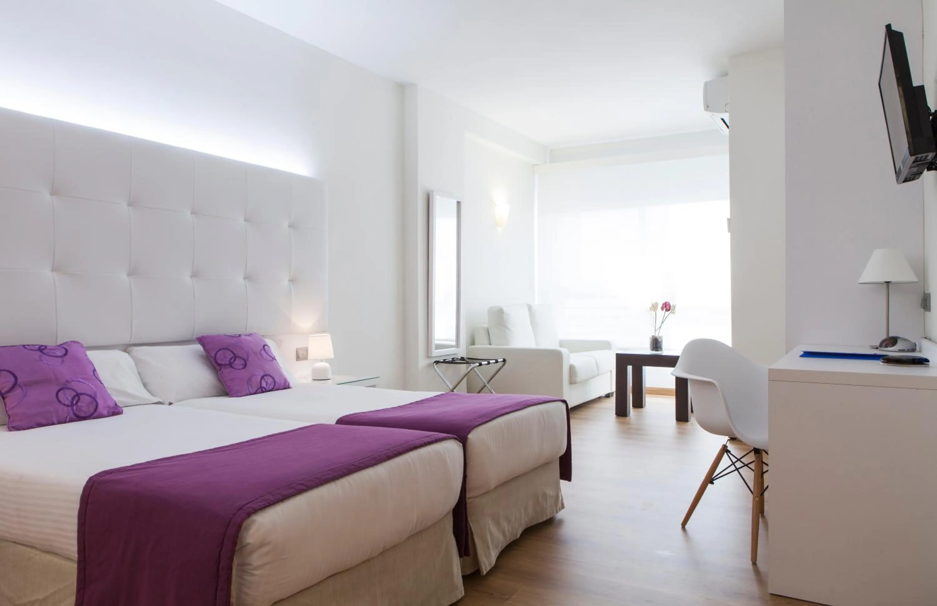 Seating area, Bed in Hotel Albahia Alicante