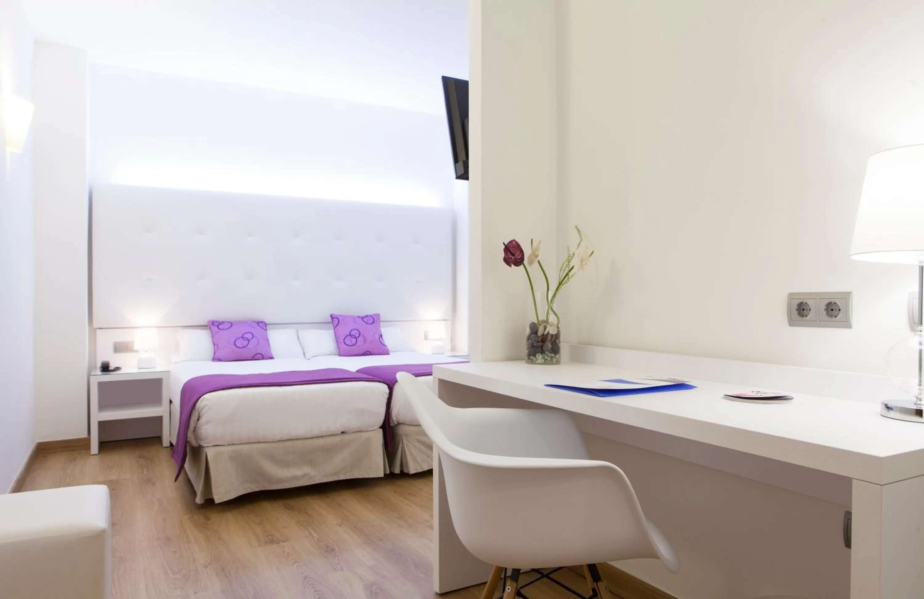 Seating area, Bed in Hotel Albahia Alicante