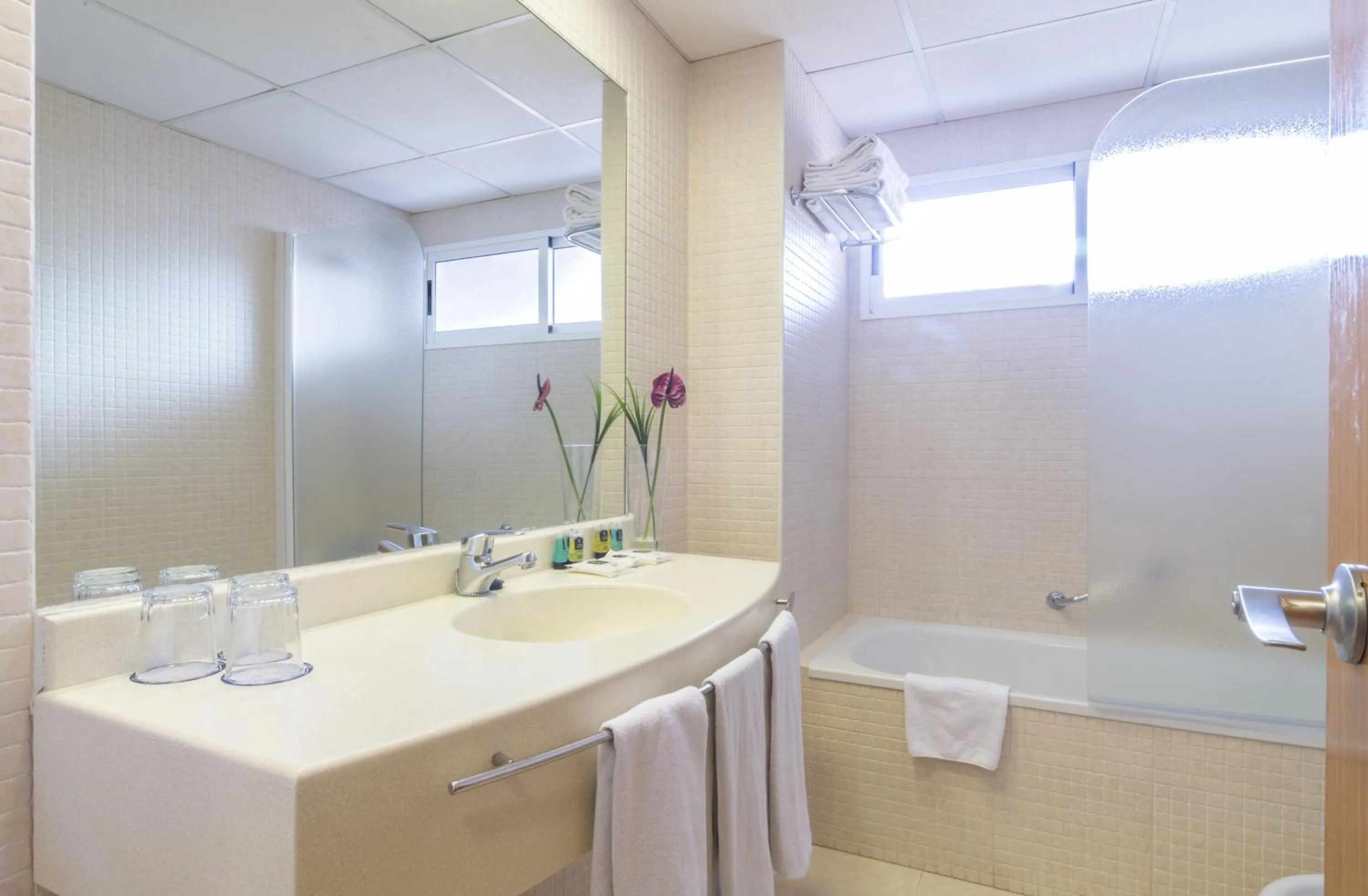 Bathroom in Hotel Albahia Alicante