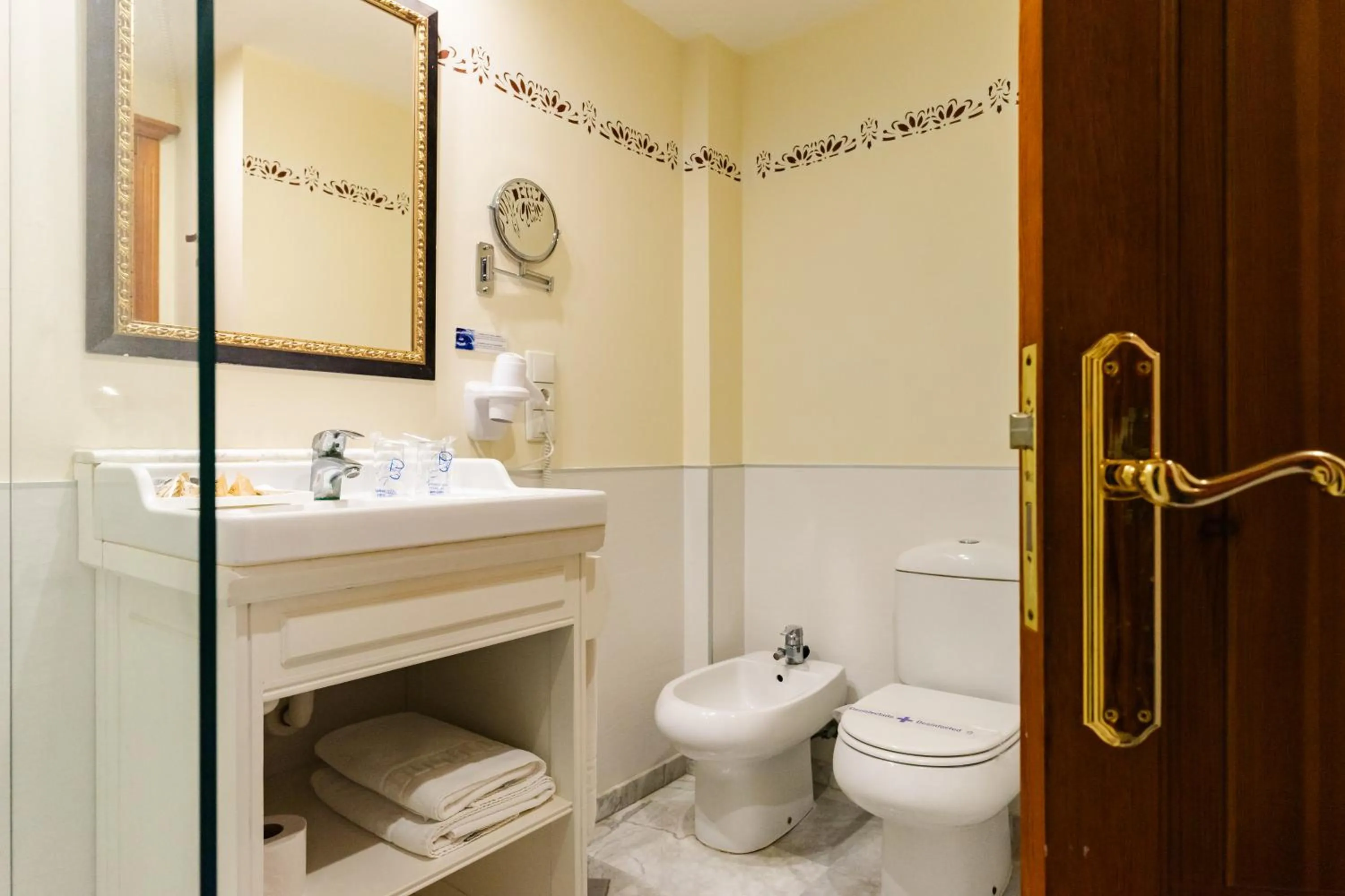 Shower in Ad Hoc Parque