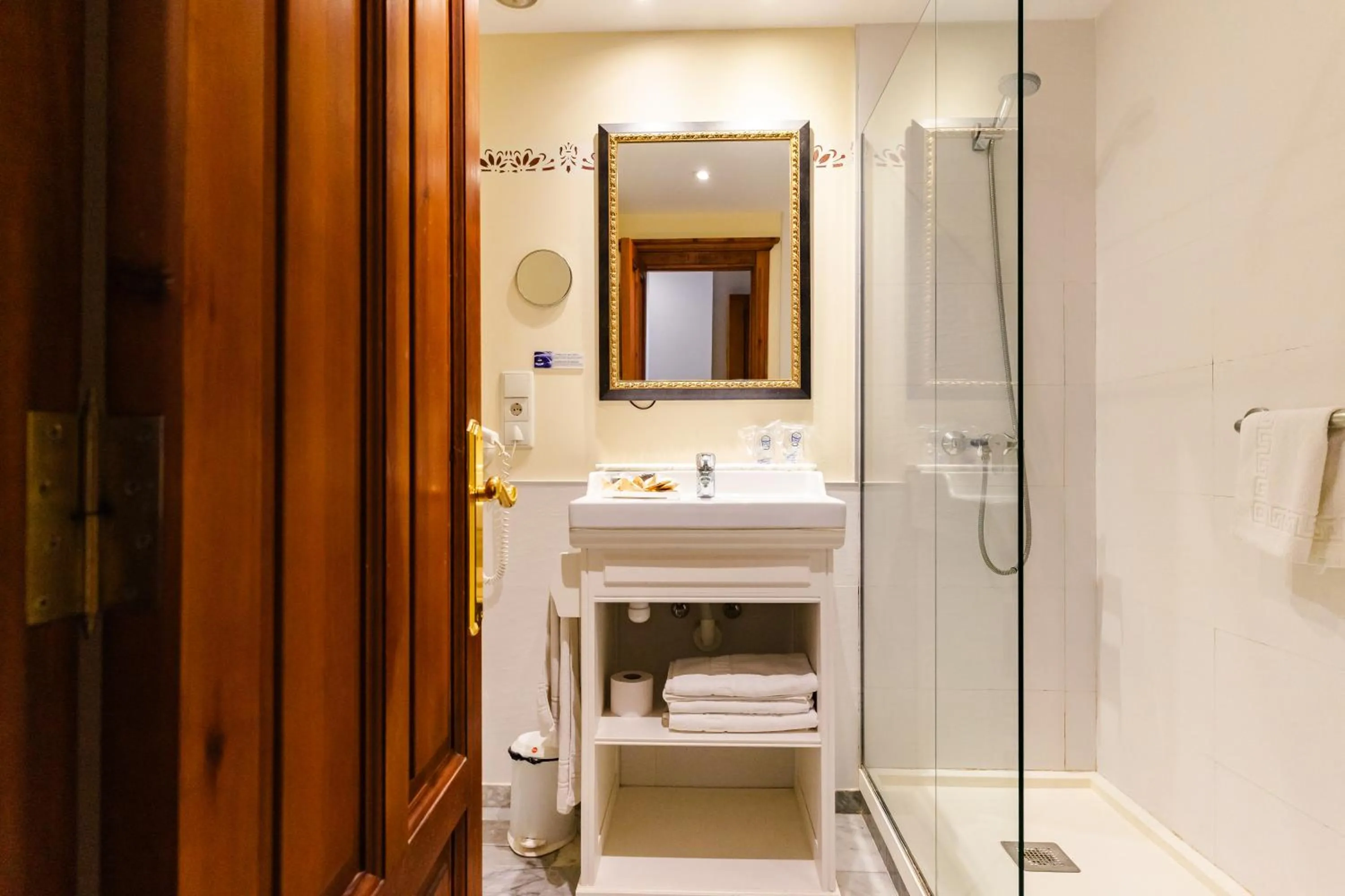 Shower in Ad Hoc Parque