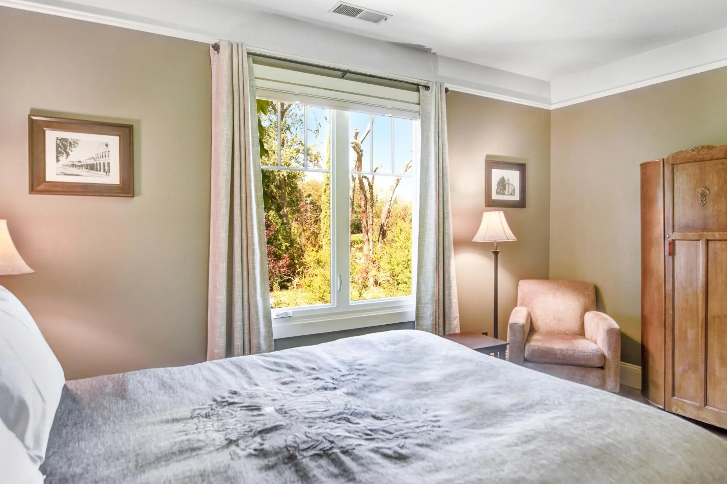 Queen Room in Chateau De Vie Queen Room in Chateau De Vie