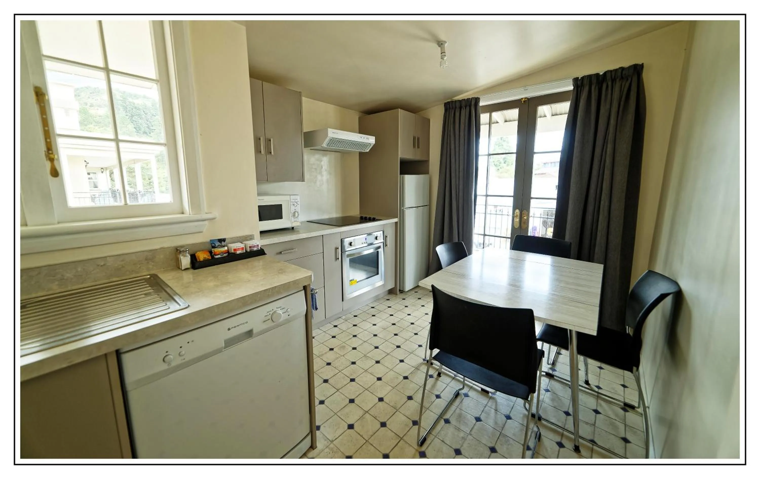 Coffee/tea facilities in Lantern Court Motel