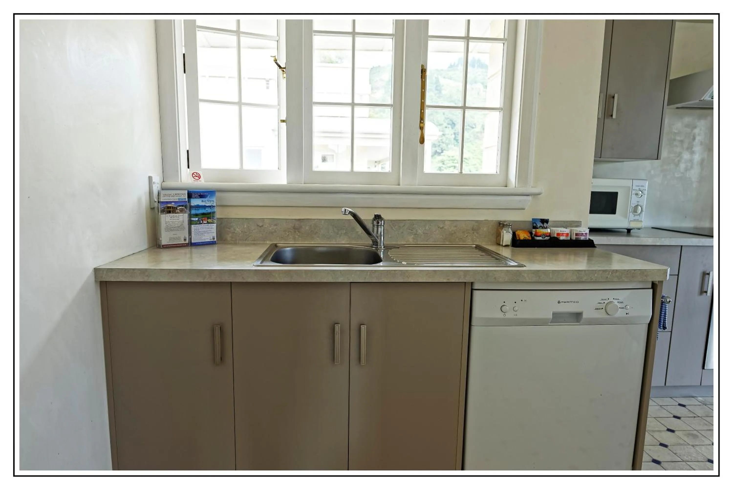 Coffee/tea facilities in Lantern Court Motel