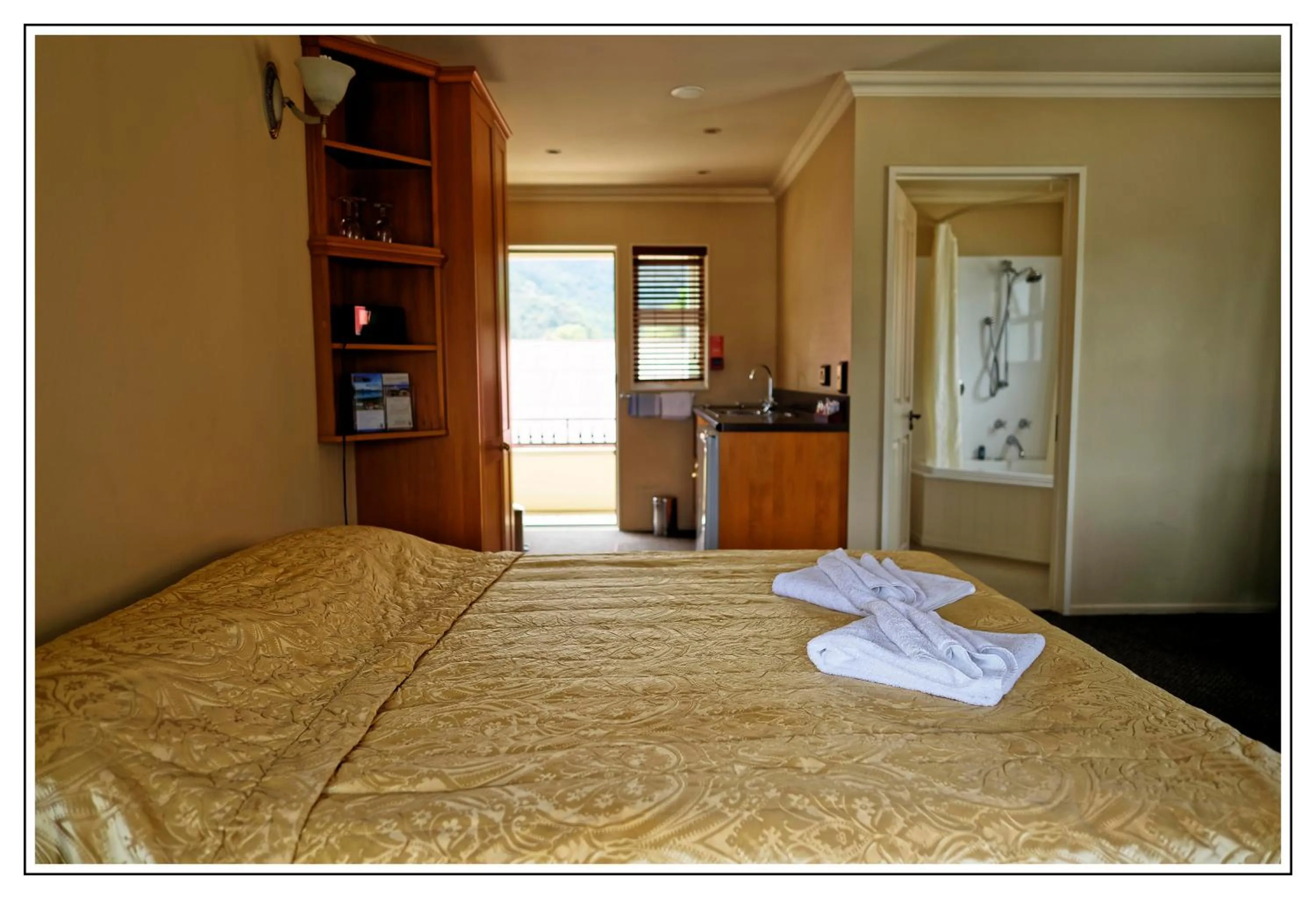 Bed in Lantern Court Motel