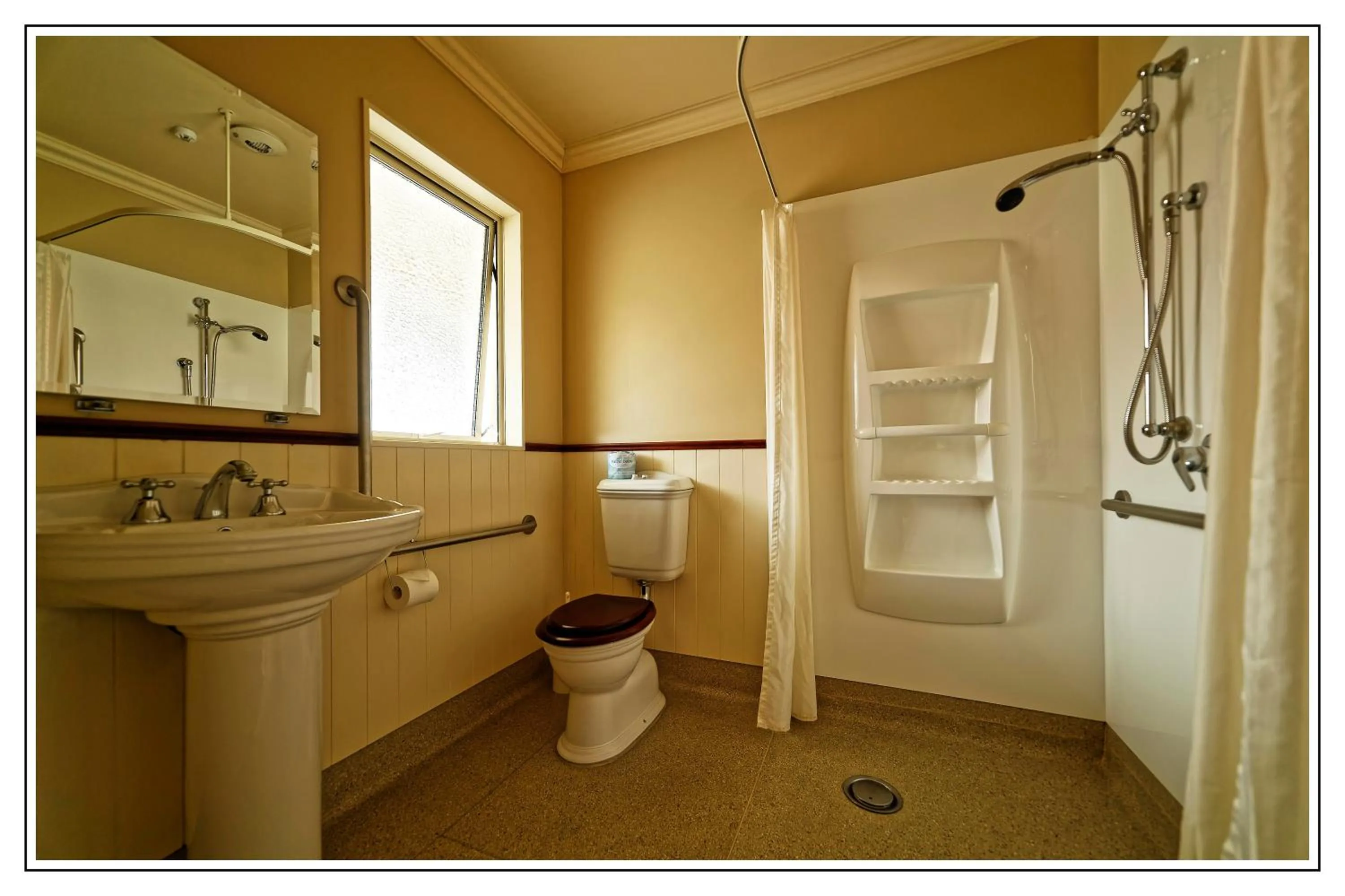 Shower in Lantern Court Motel