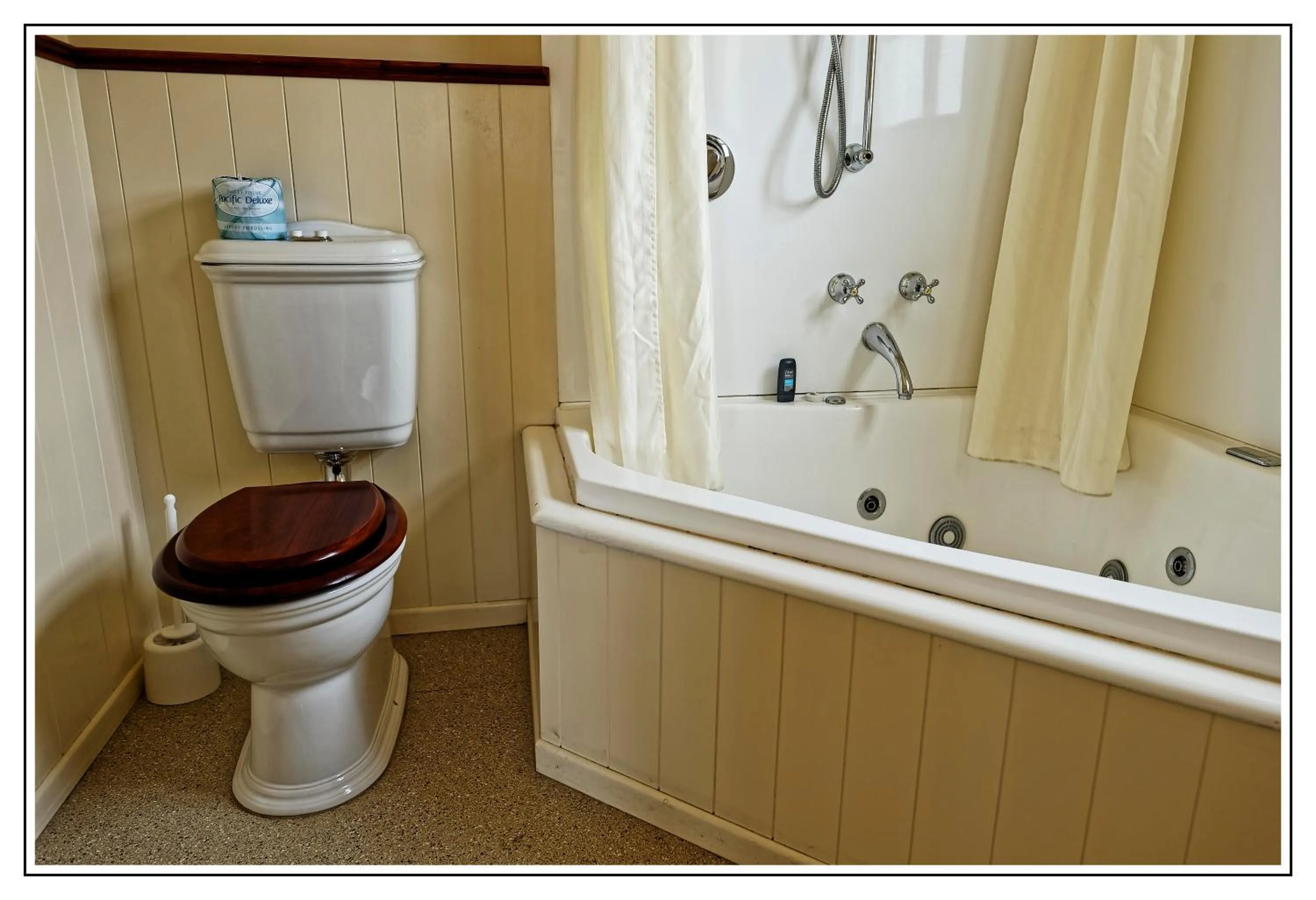 Shower in Lantern Court Motel