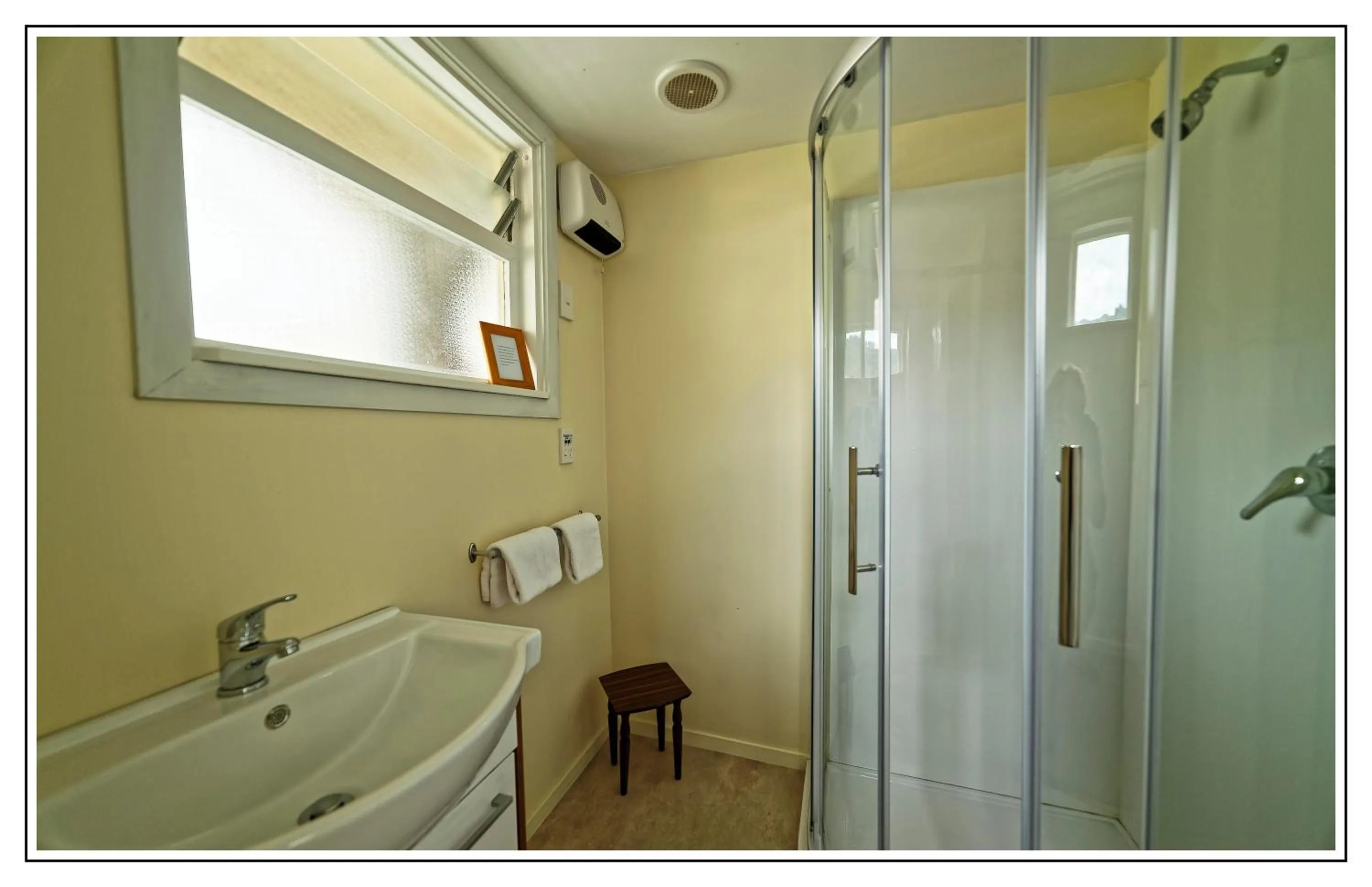 Shower in Lantern Court Motel