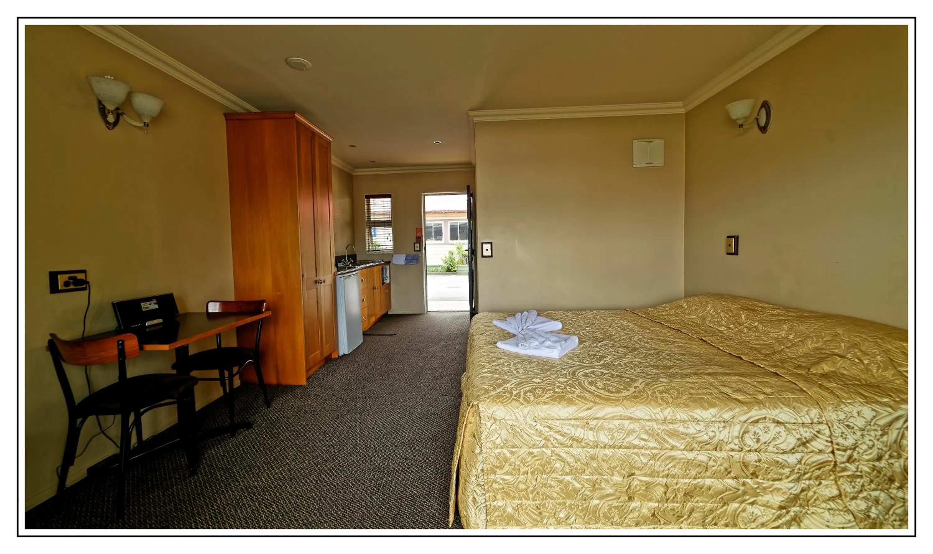 Bed in Lantern Court Motel