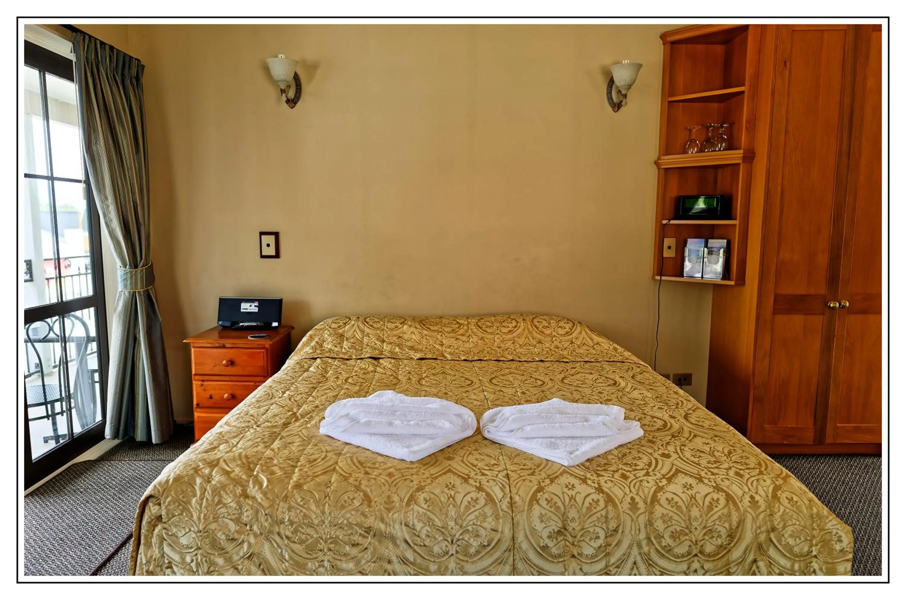 Bed in Lantern Court Motel