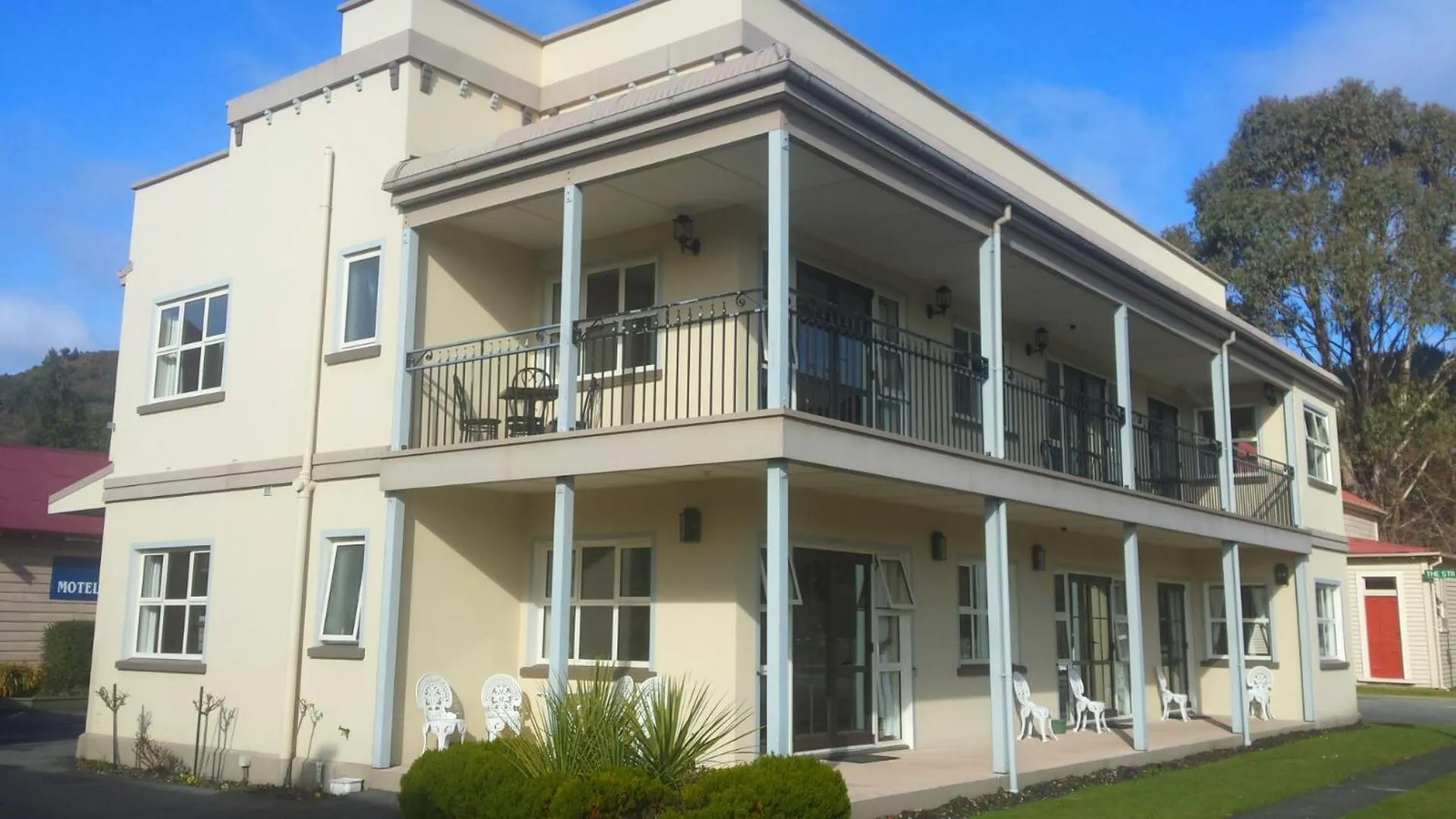 Property building in Lantern Court Motel