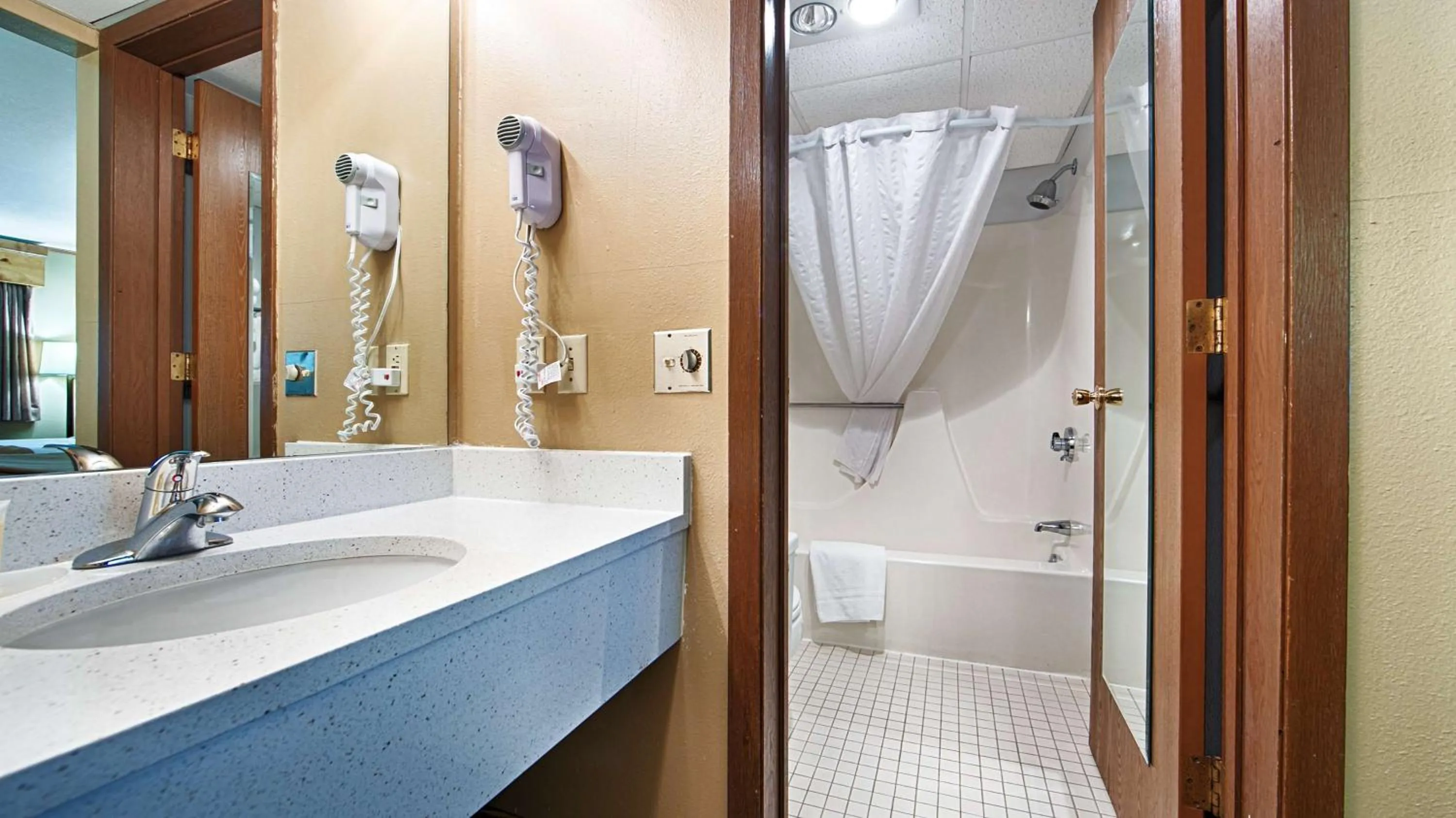 Photo of the whole room in Deadwood Miners Hotel & Restaurant