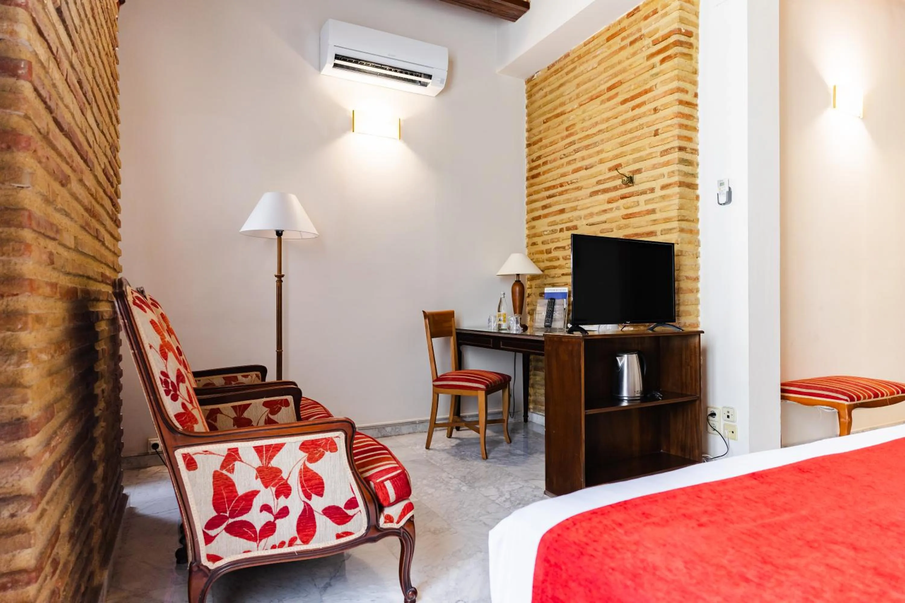 Photo of the whole room, Bed in Ad Hoc Monumental 1881