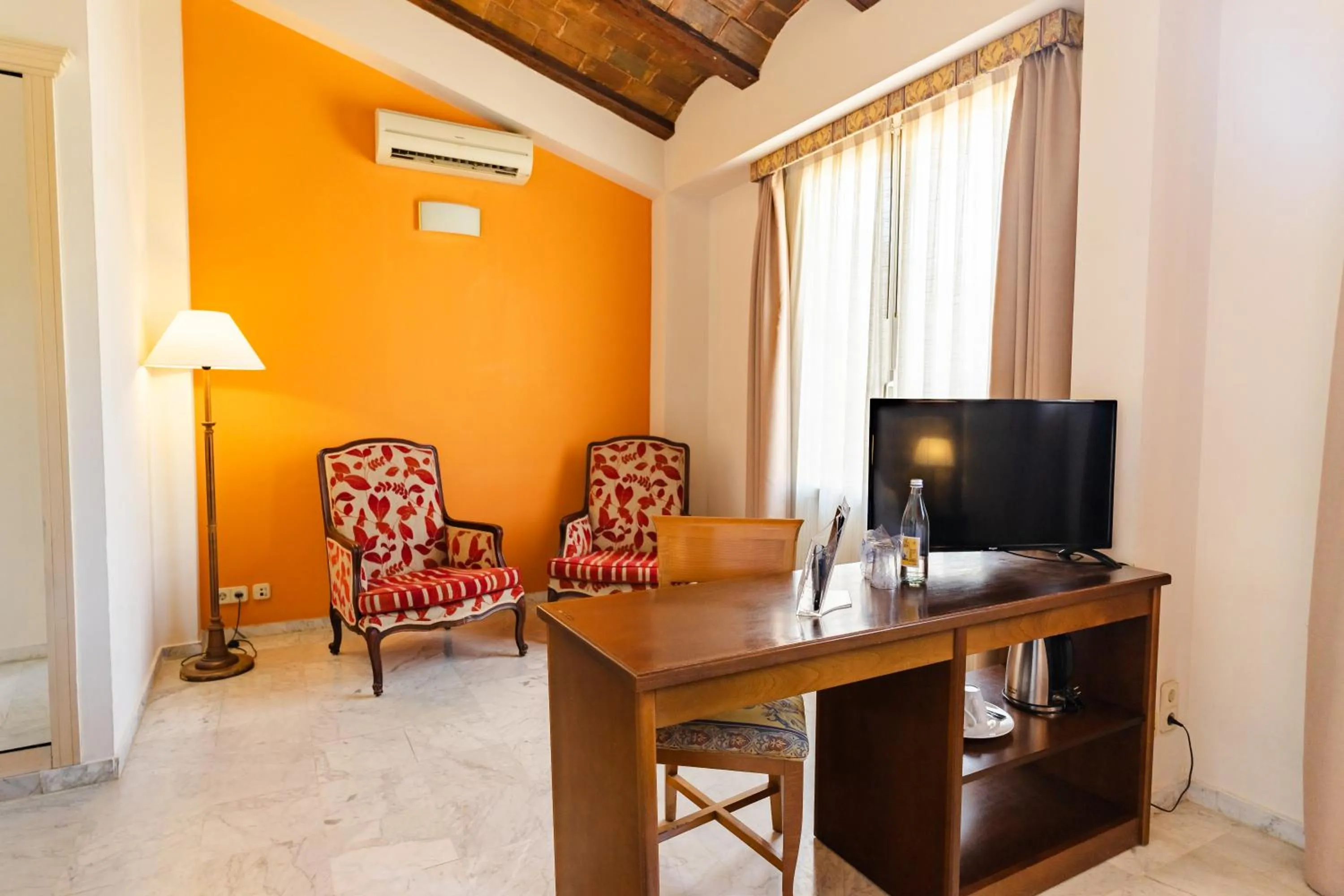 Photo of the whole room in Ad Hoc Monumental 1881