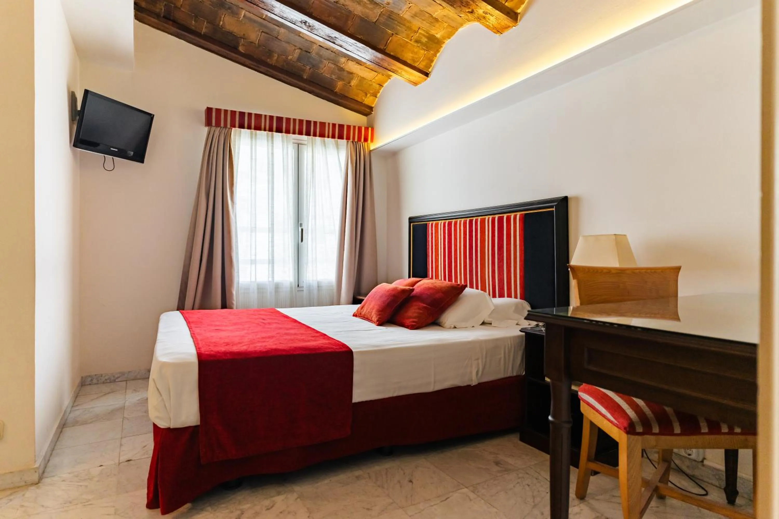 Bed in Ad Hoc Monumental 1881