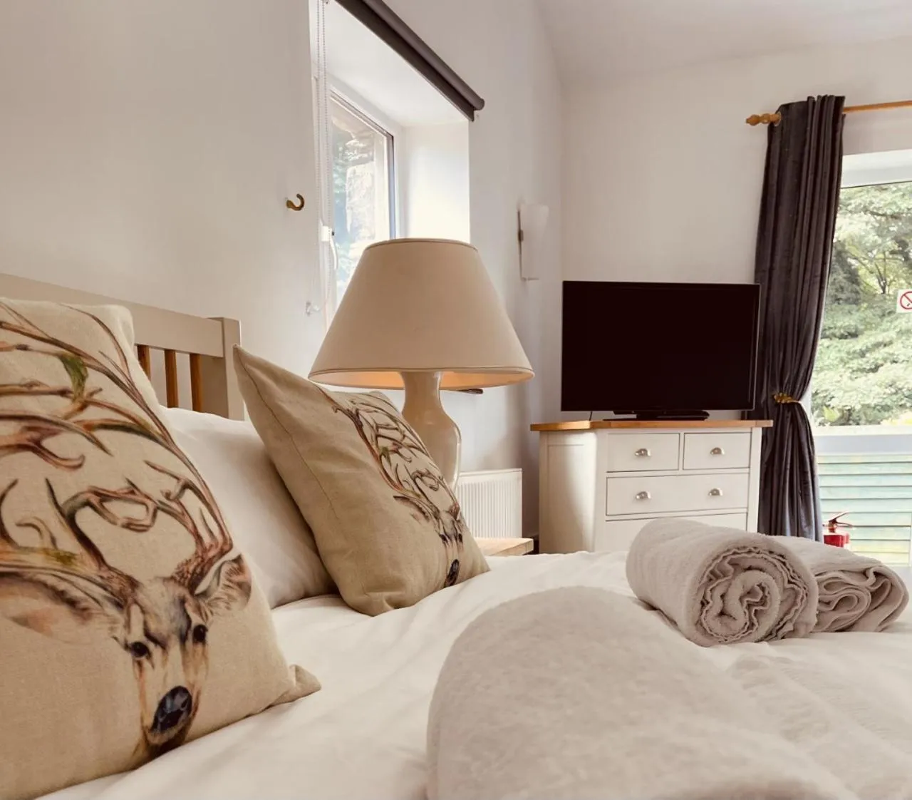 Bedroom, Bed in Cross Keys Inn