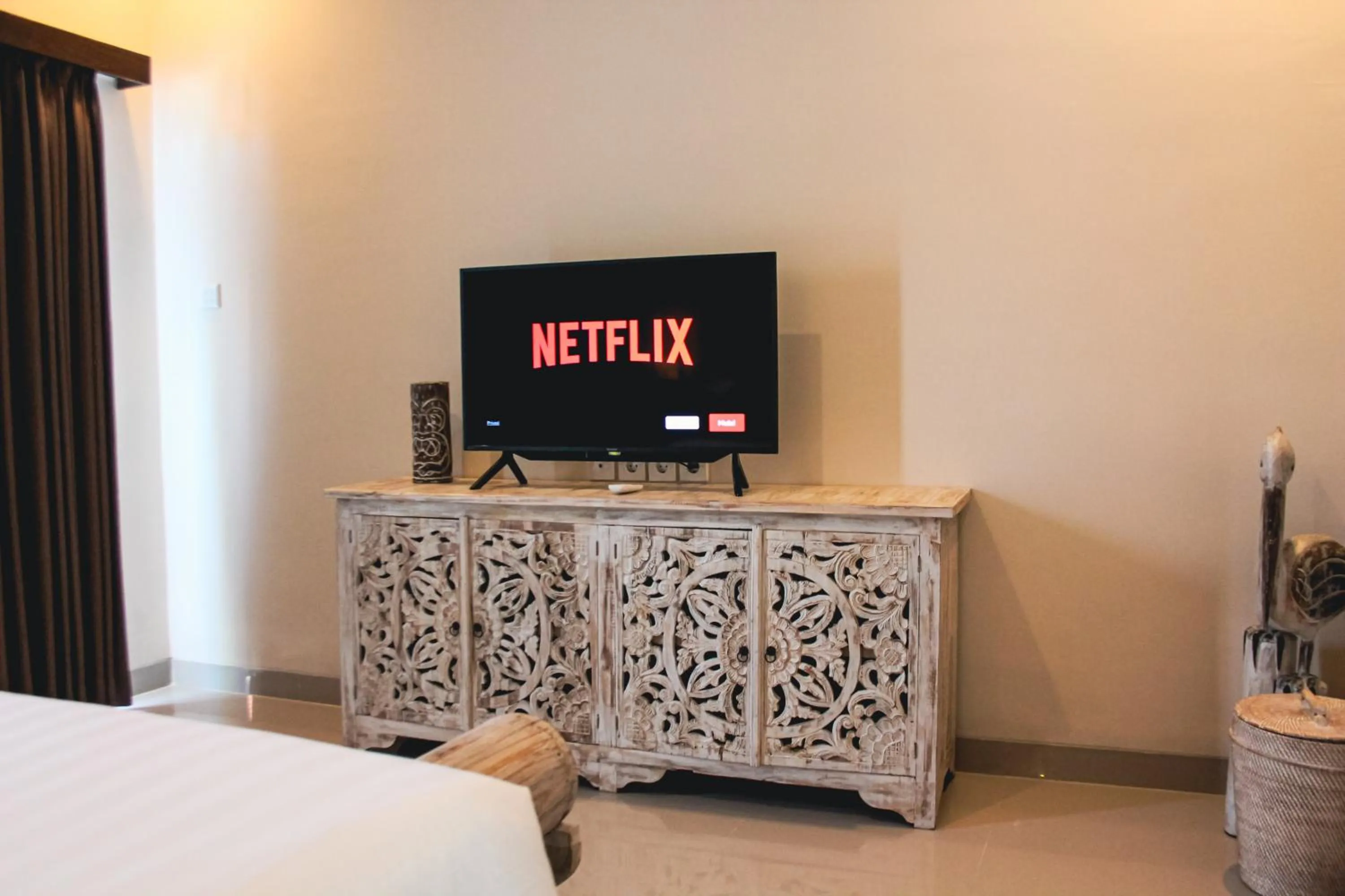 Communal lounge/ TV room, Bed in Kubu Garden Suites & Villas Nusa Dua