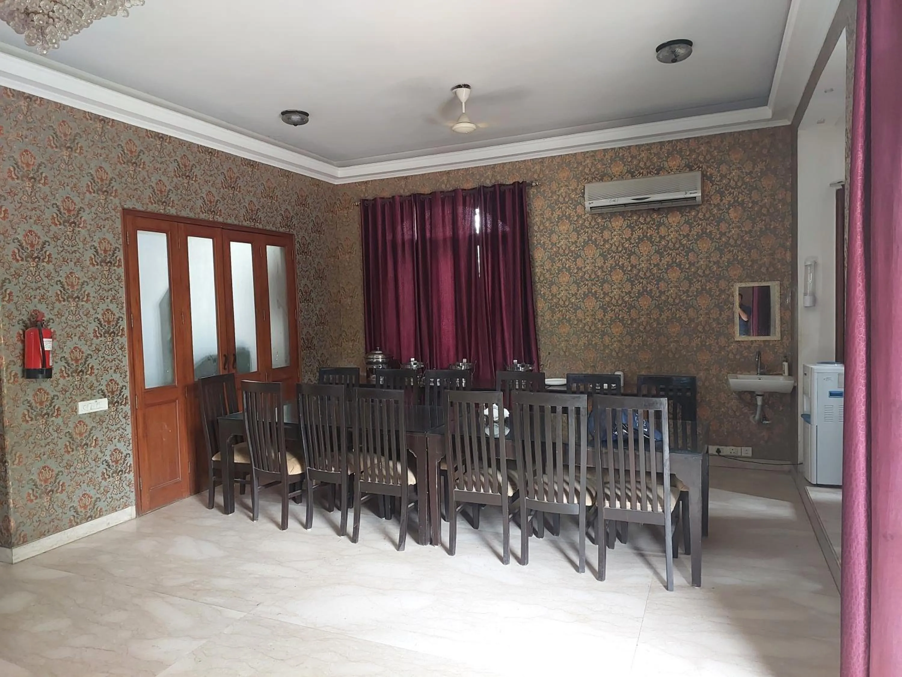 Restaurant/places to eat in Hotel Ashray Noida