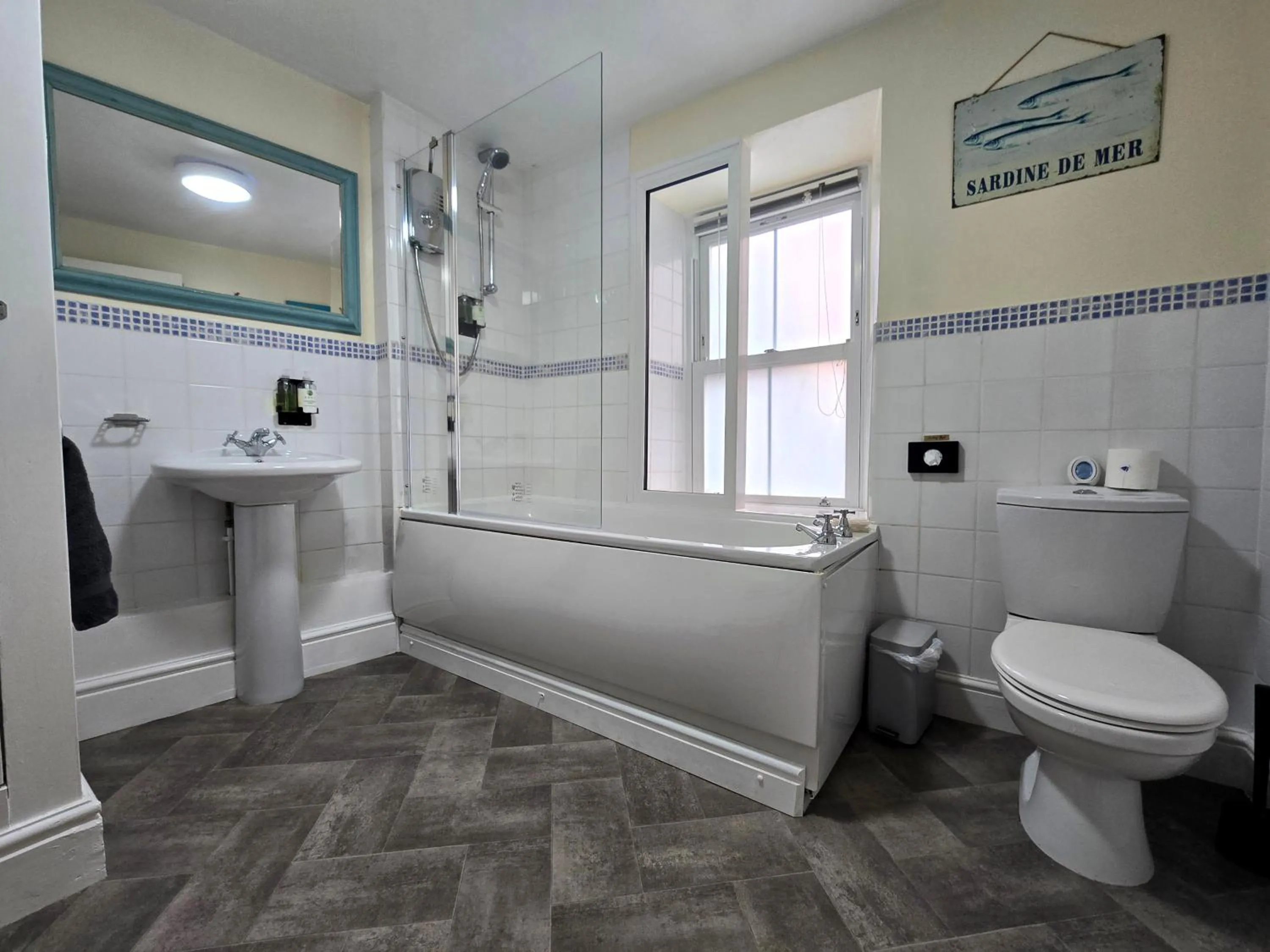 Bathroom in Luxury 4 Bedroom Seaside Apartment - Glan Y Werydd House
