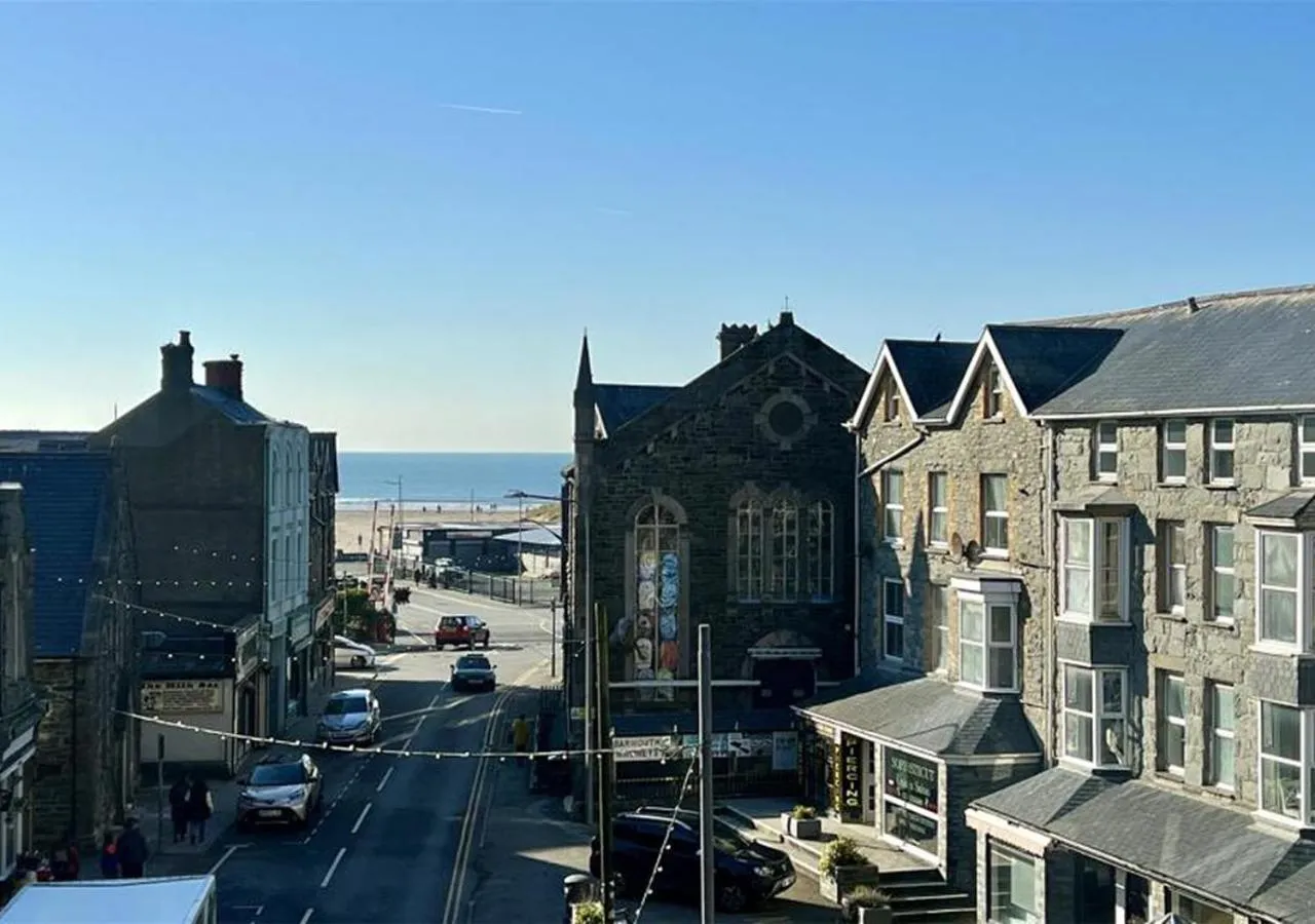 Sea view in Luxury 4 Bedroom Seaside Apartment - Glan Y Werydd House