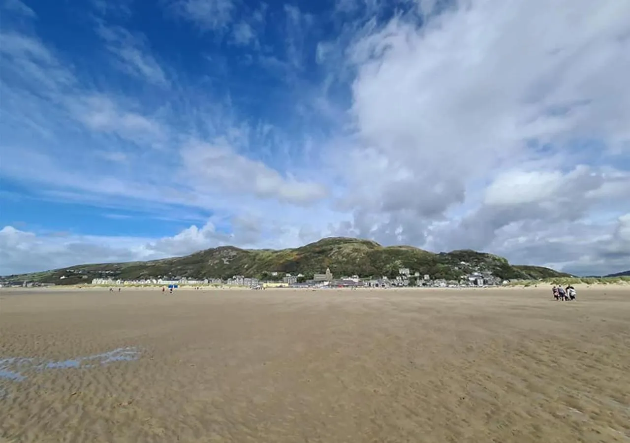 Beach in Luxury 4 Bedroom Seaside Apartment - Glan Y Werydd House