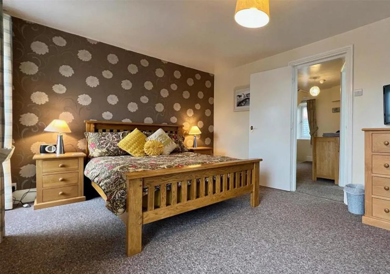 Bedroom, Bed in Luxury 4 Bedroom Seaside Apartment - Glan Y Werydd House
