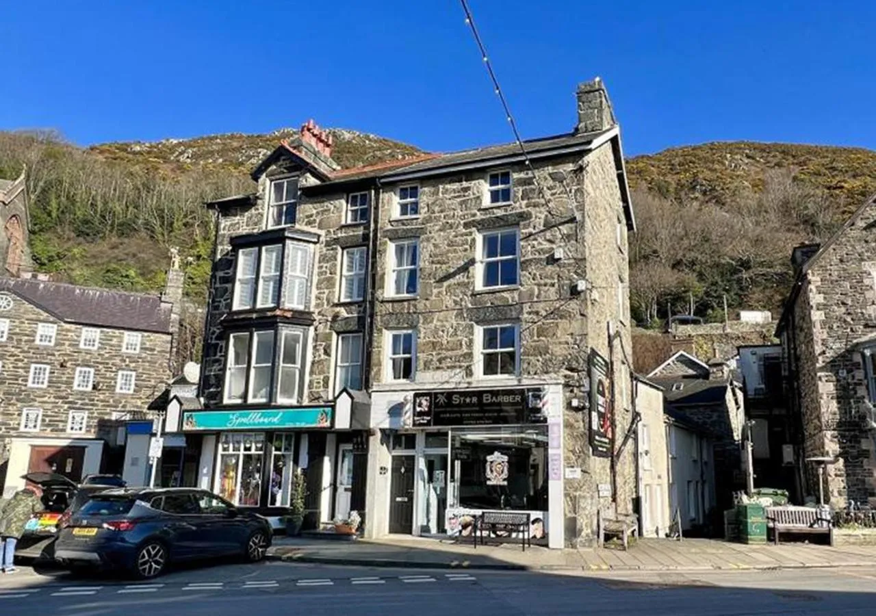 Property building in Luxury 4 Bedroom Seaside Apartment - Glan Y Werydd House
