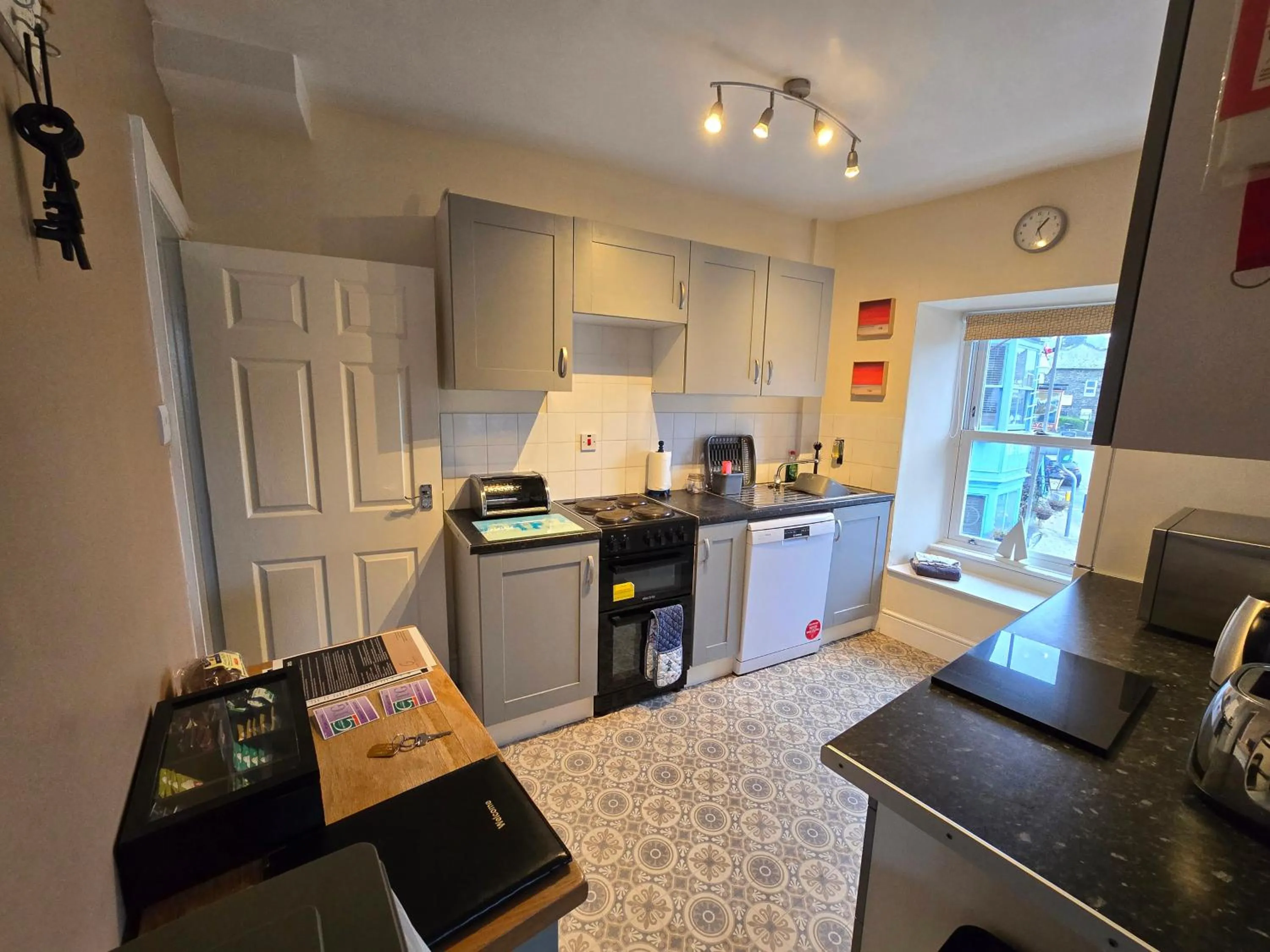 Kitchen or kitchenette in Luxury 4 Bedroom Seaside Apartment - Glan Y Werydd House