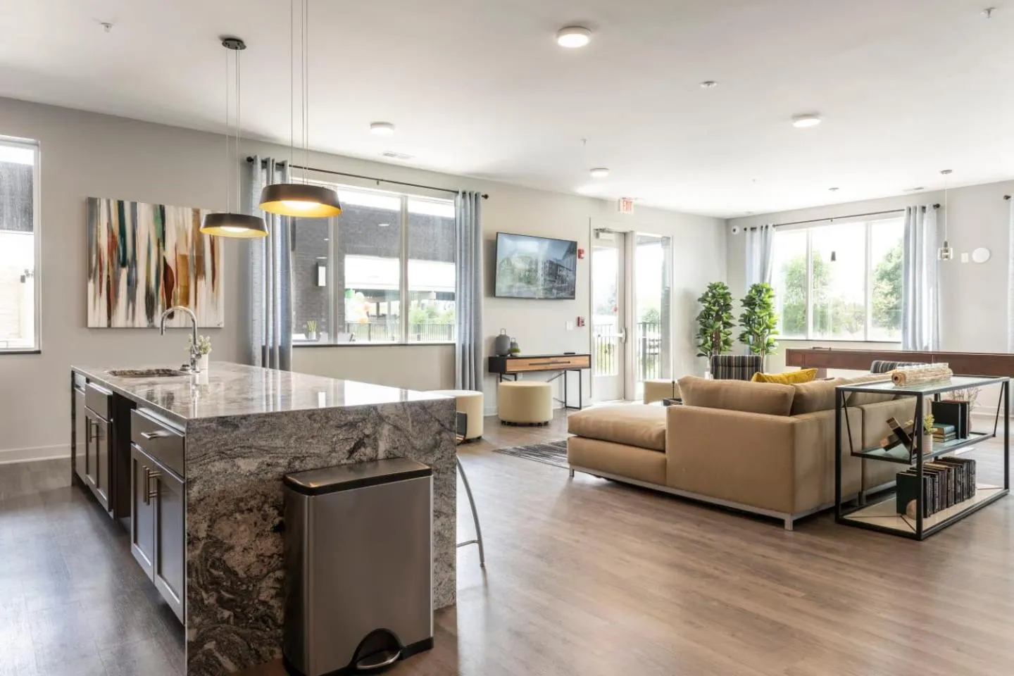 Communal lounge/ TV room in Contemporary 1 BDRM Apt with Pool Parking Gym