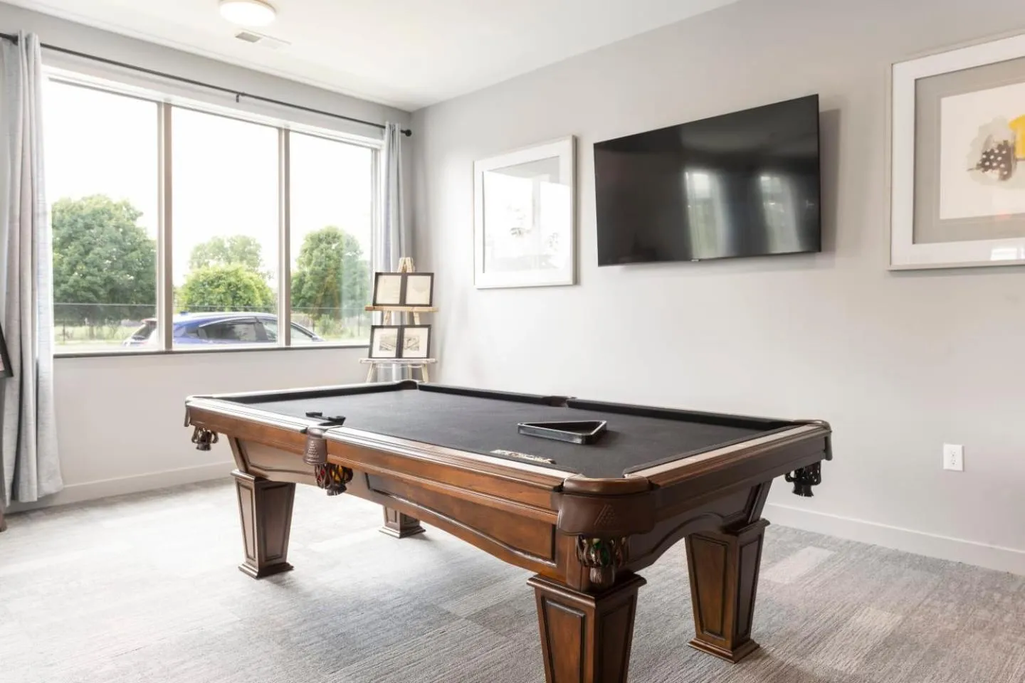 Communal lounge/ TV room in Contemporary 1 BDRM Apt with Pool Parking Gym