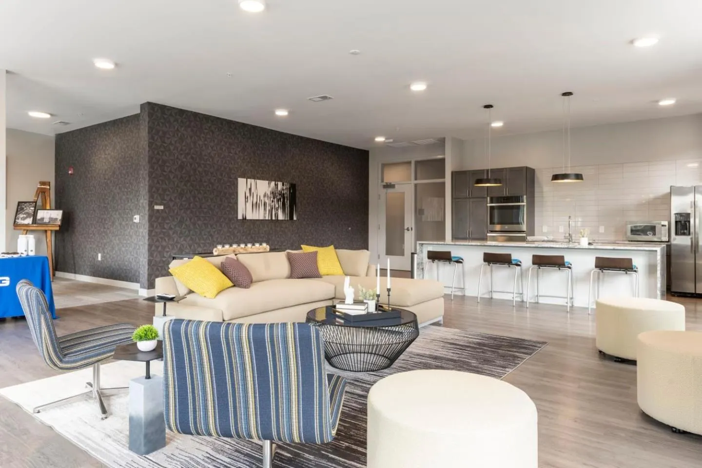 Communal lounge/ TV room in Contemporary 1 BDRM Apt with Pool Parking Gym