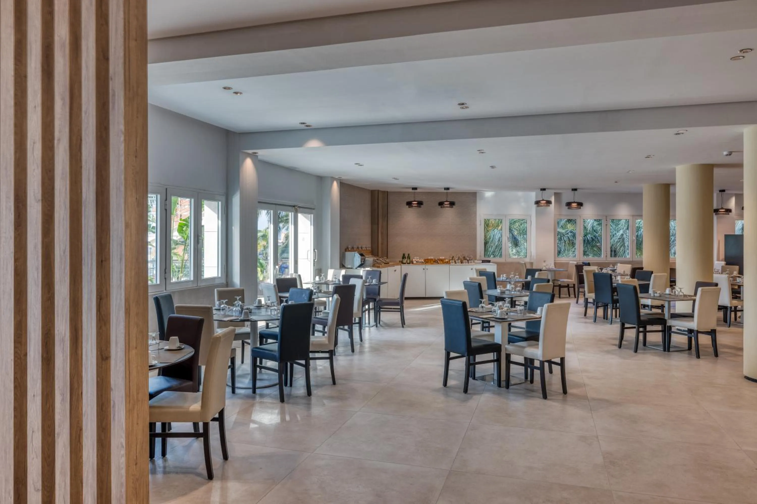 Lounge or bar in Ohtels Gran Hotel Almeria