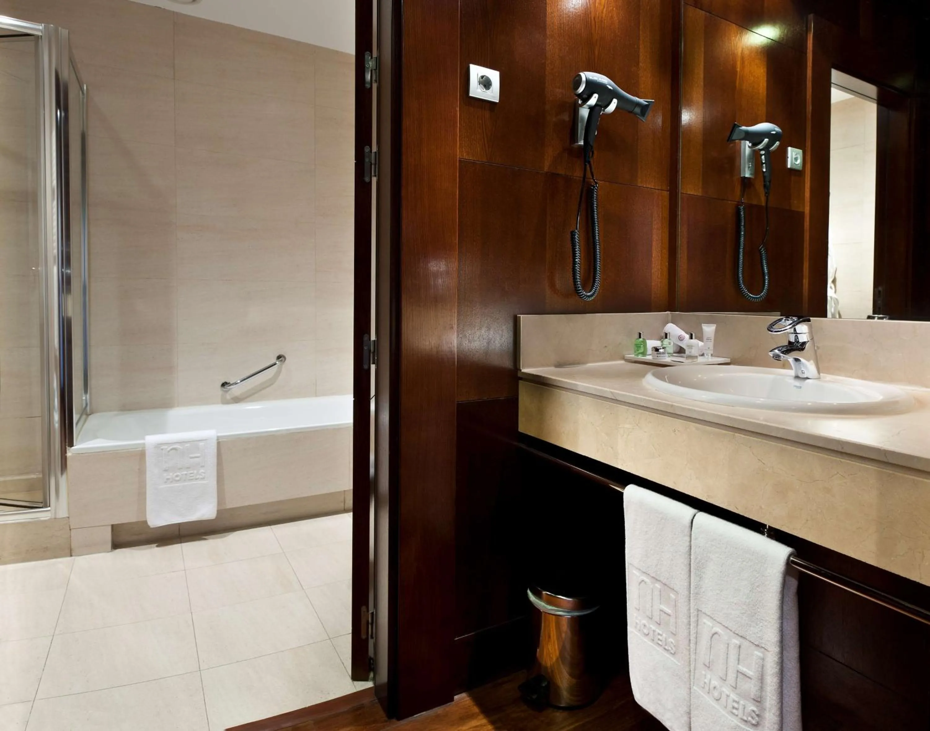 Bathroom in NH Collection Palacio de Aranjuez